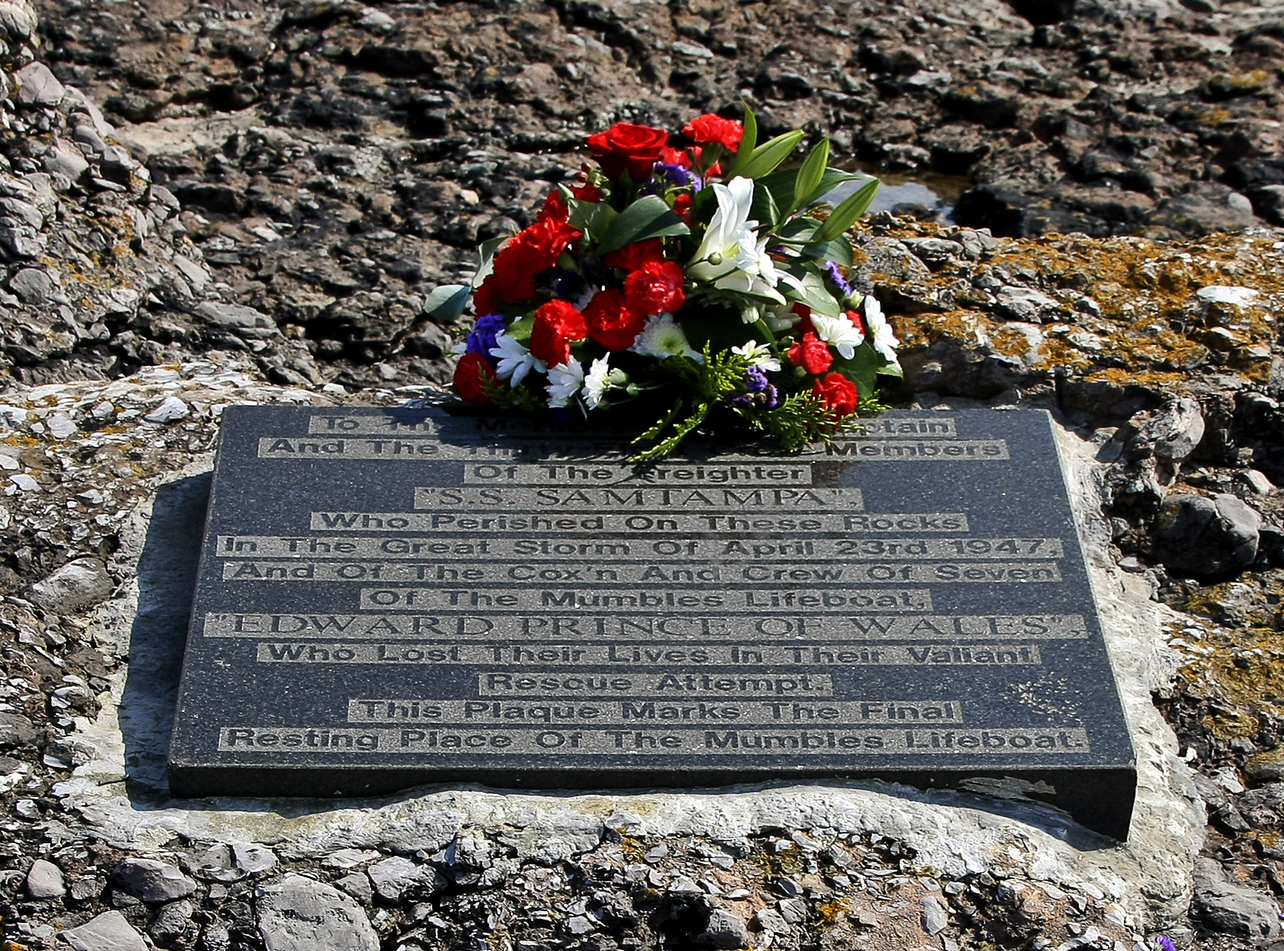 Memorial stone in memory of the crews of the SS Samtampa and The Mumbles lifeboat crew.