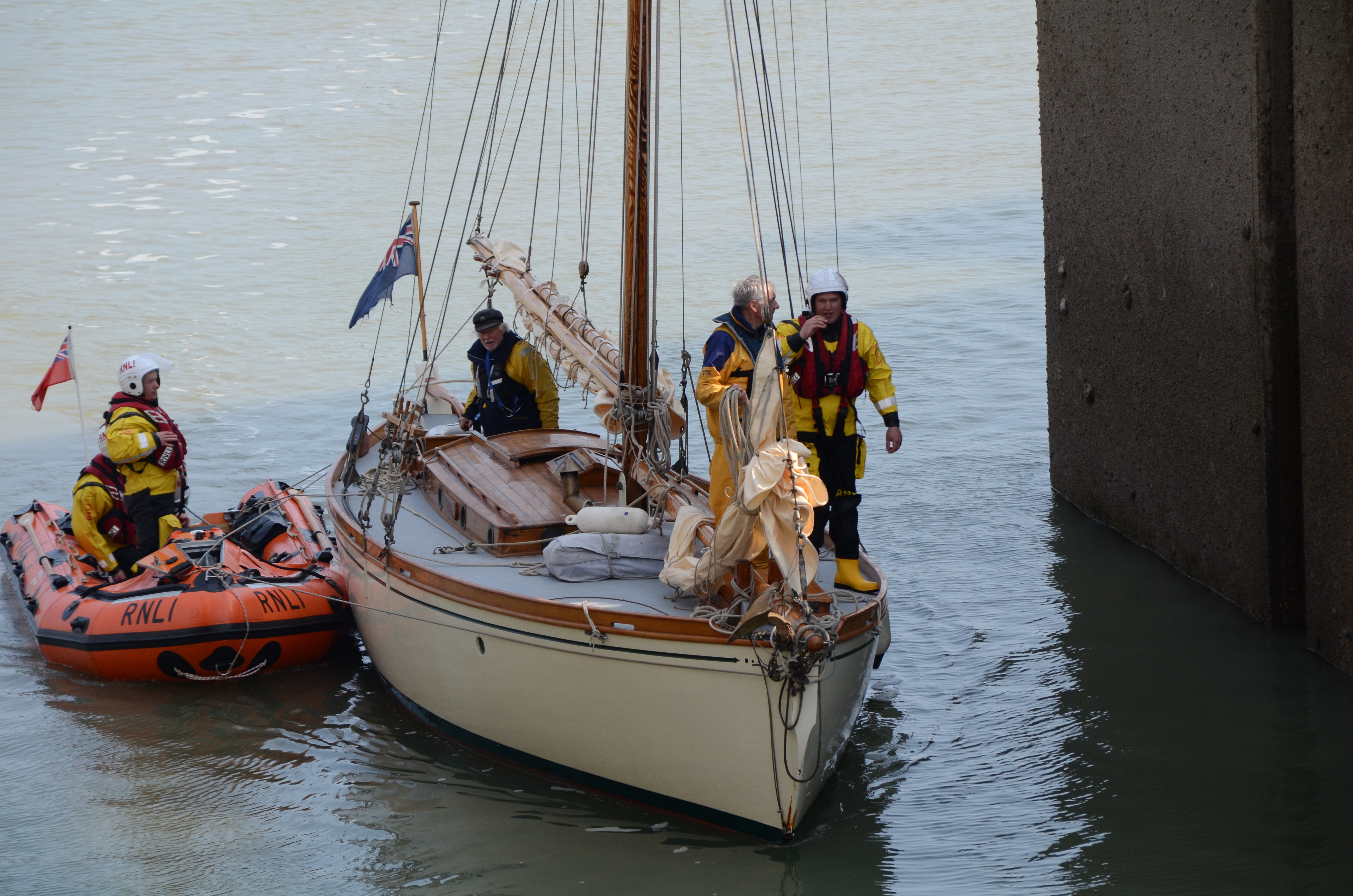 Disabled yacht receives side by side tow into marina locak
