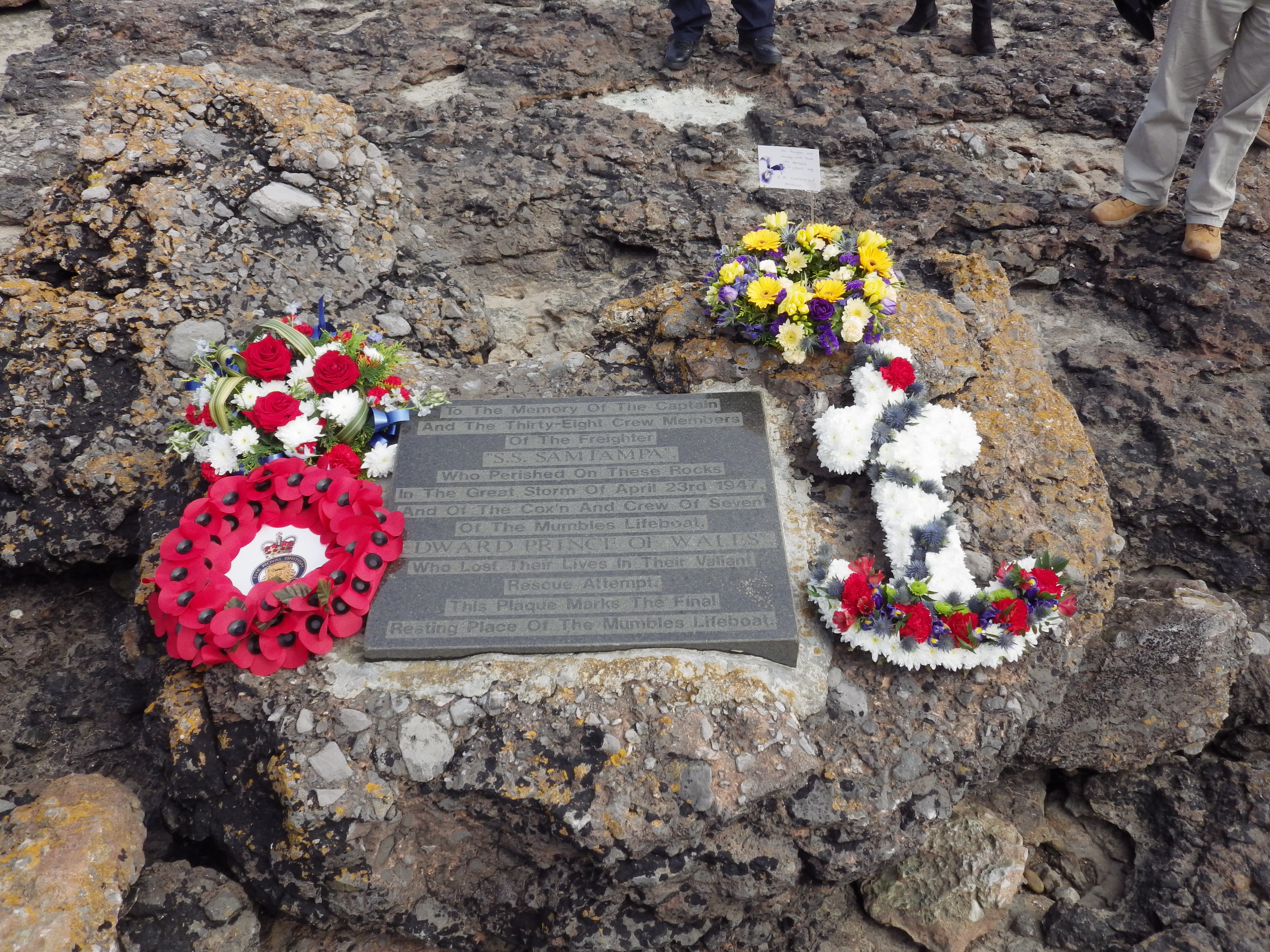 Plaque in memory of the crews of the Samtampa and The Mumbles lifeboat set in the rocks at the location of the tragedy.