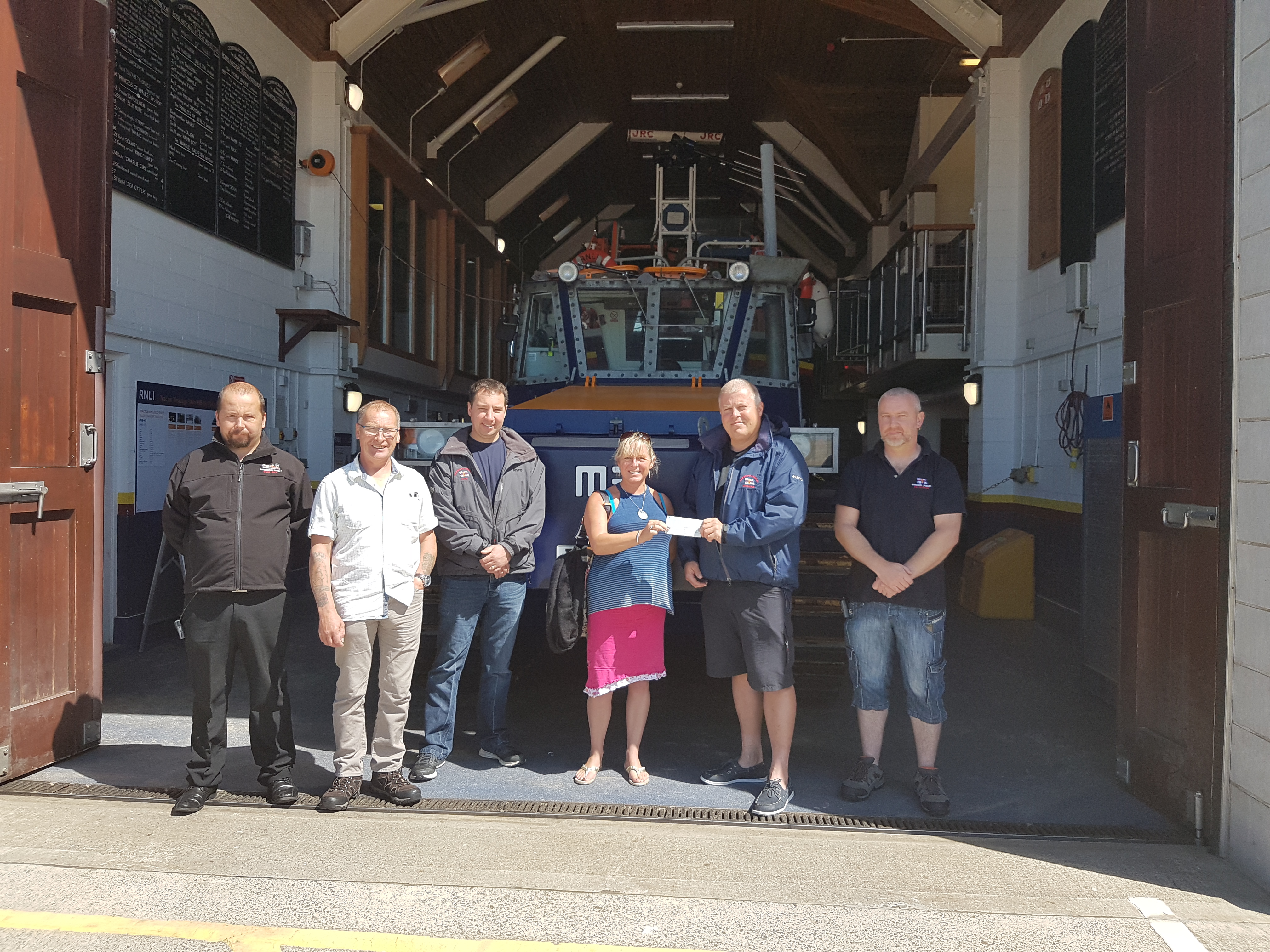 Leona and Peter Oldroyd hand over their cheque to Barmouth RNLI 