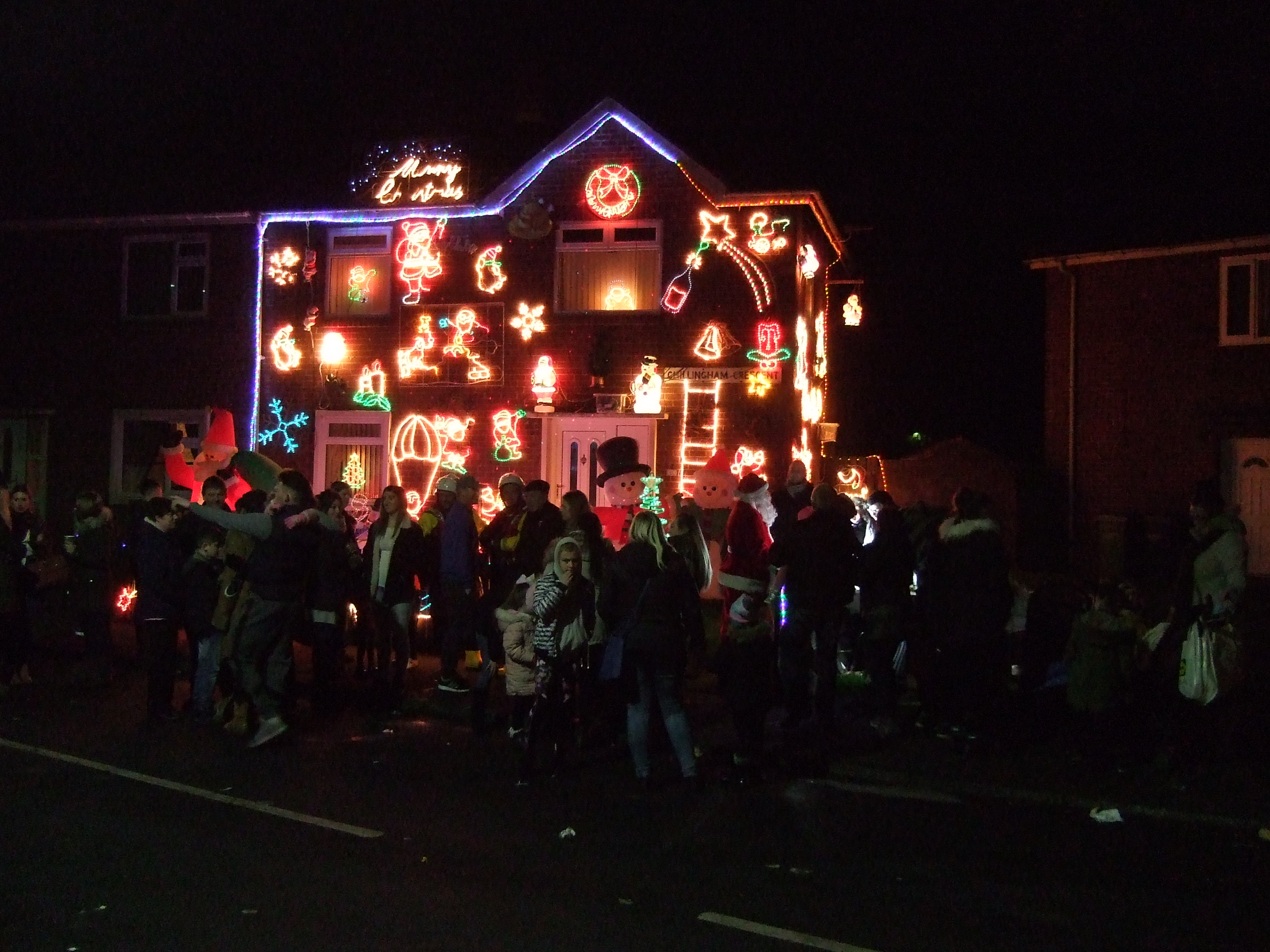 Hundreds gather to watch the lights