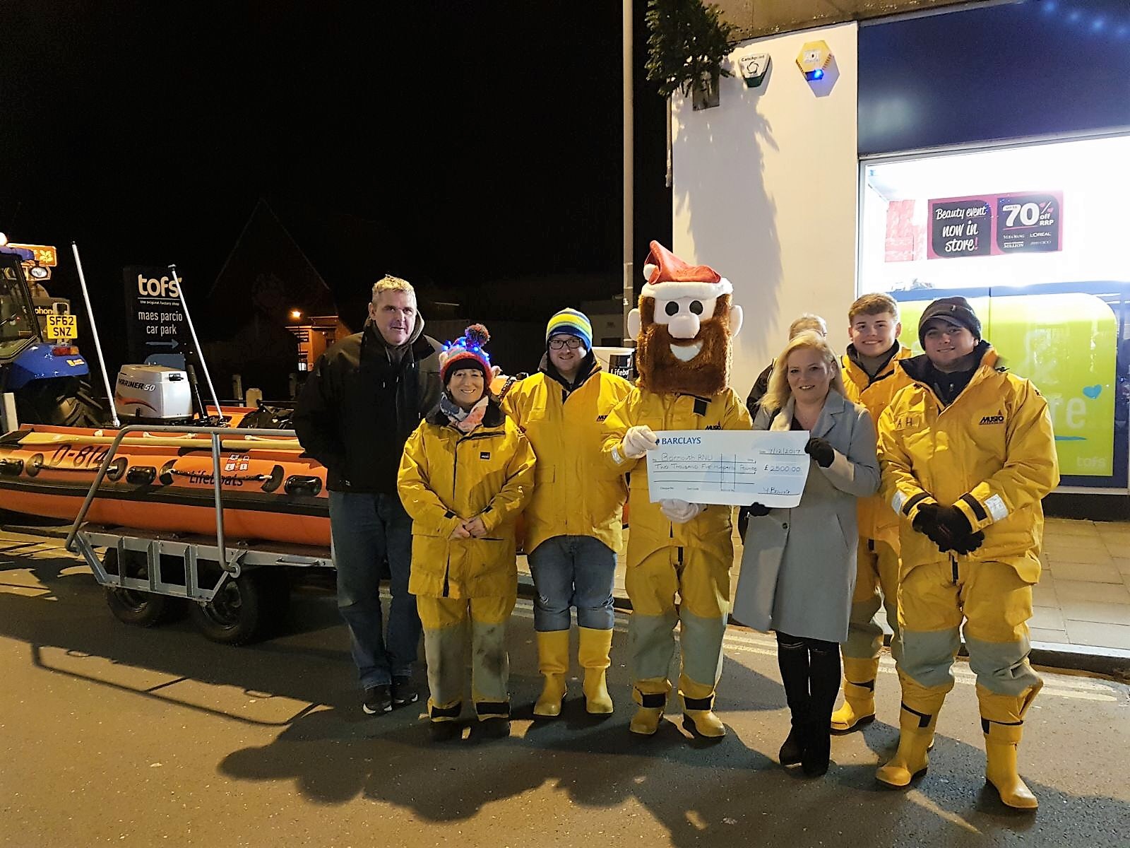 Stormy Stan and crew receive cheque from Yvonne and Darrren Bowater