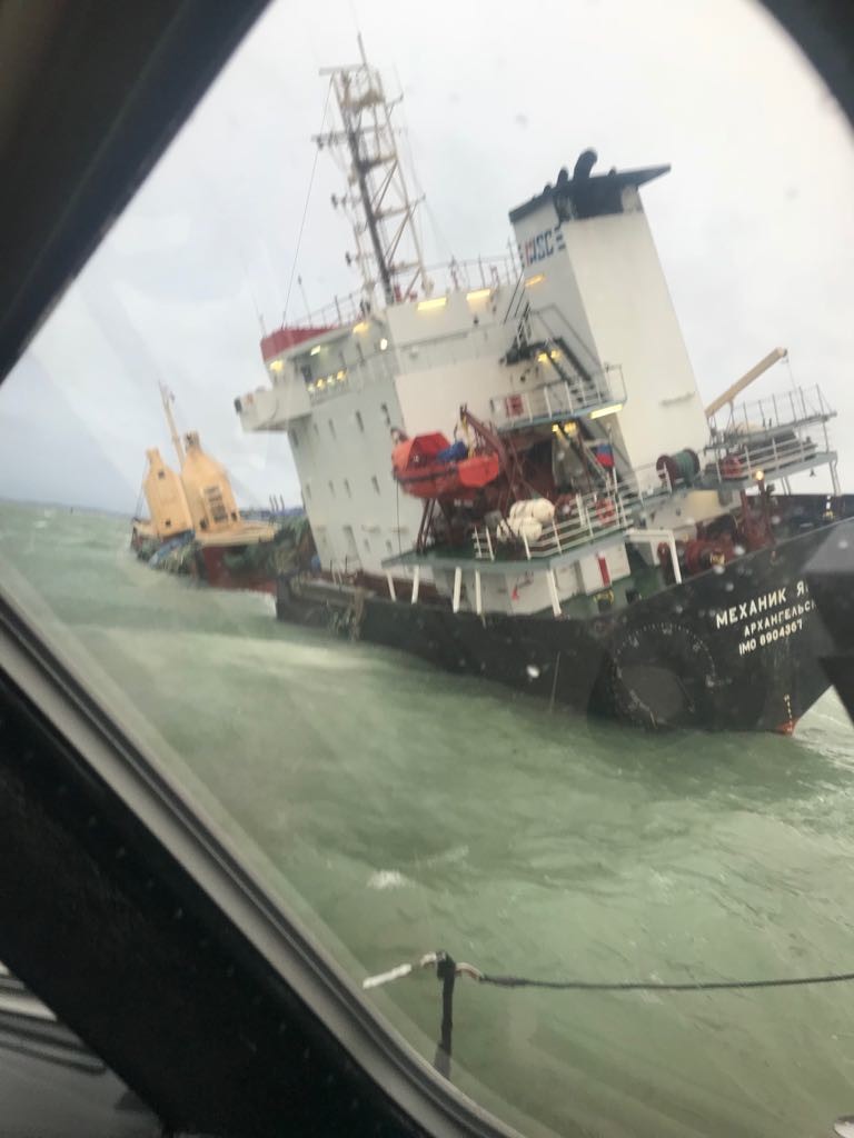 Photo of the Mekhanic Yartsev at anchor early morning 27 Dec 17