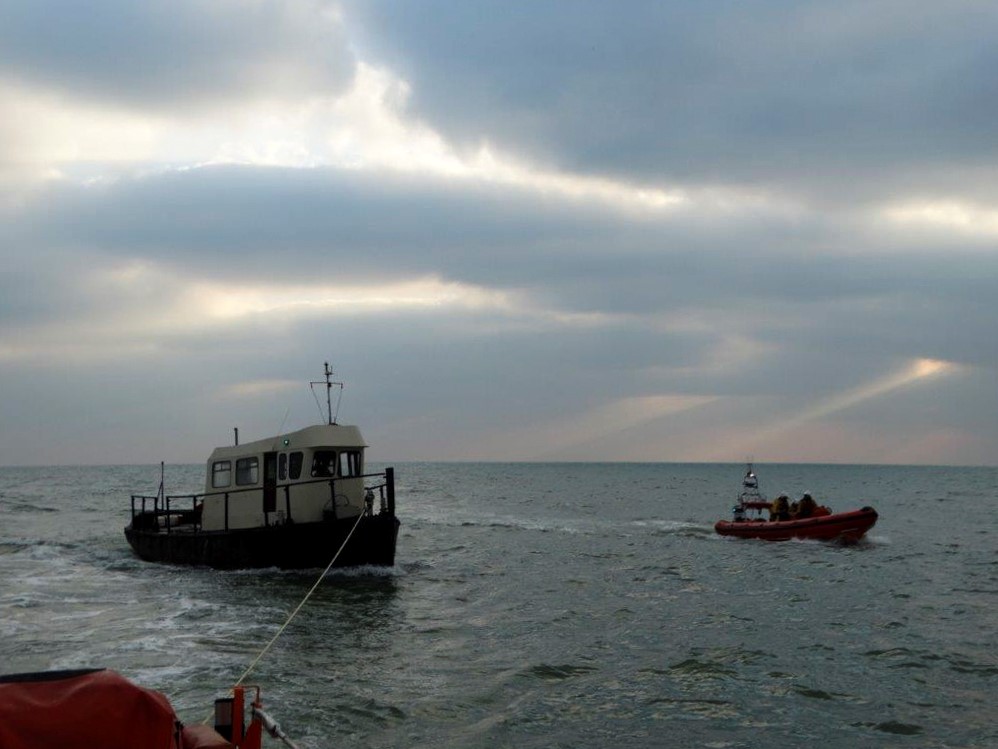 Selsey &amp; Littlehampton lifeboats returning casualty to moorings