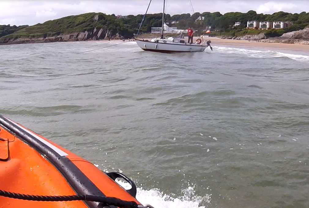 24ft yacht being rescued by crew