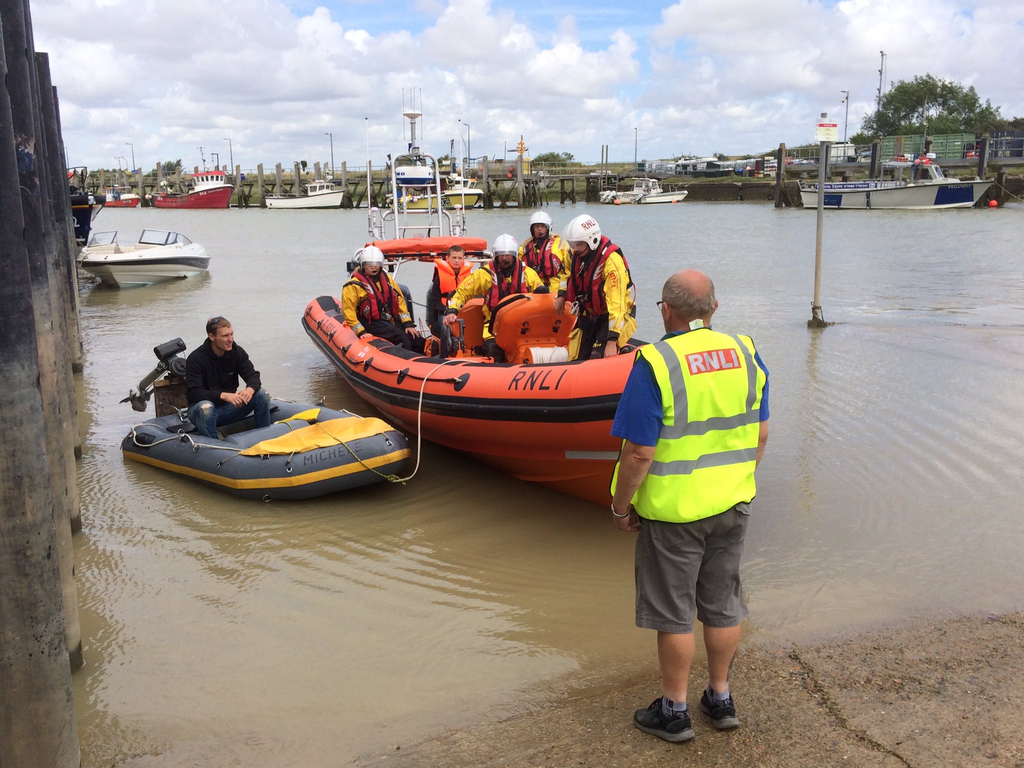 Dingy and children in lifeboat safely returned to station