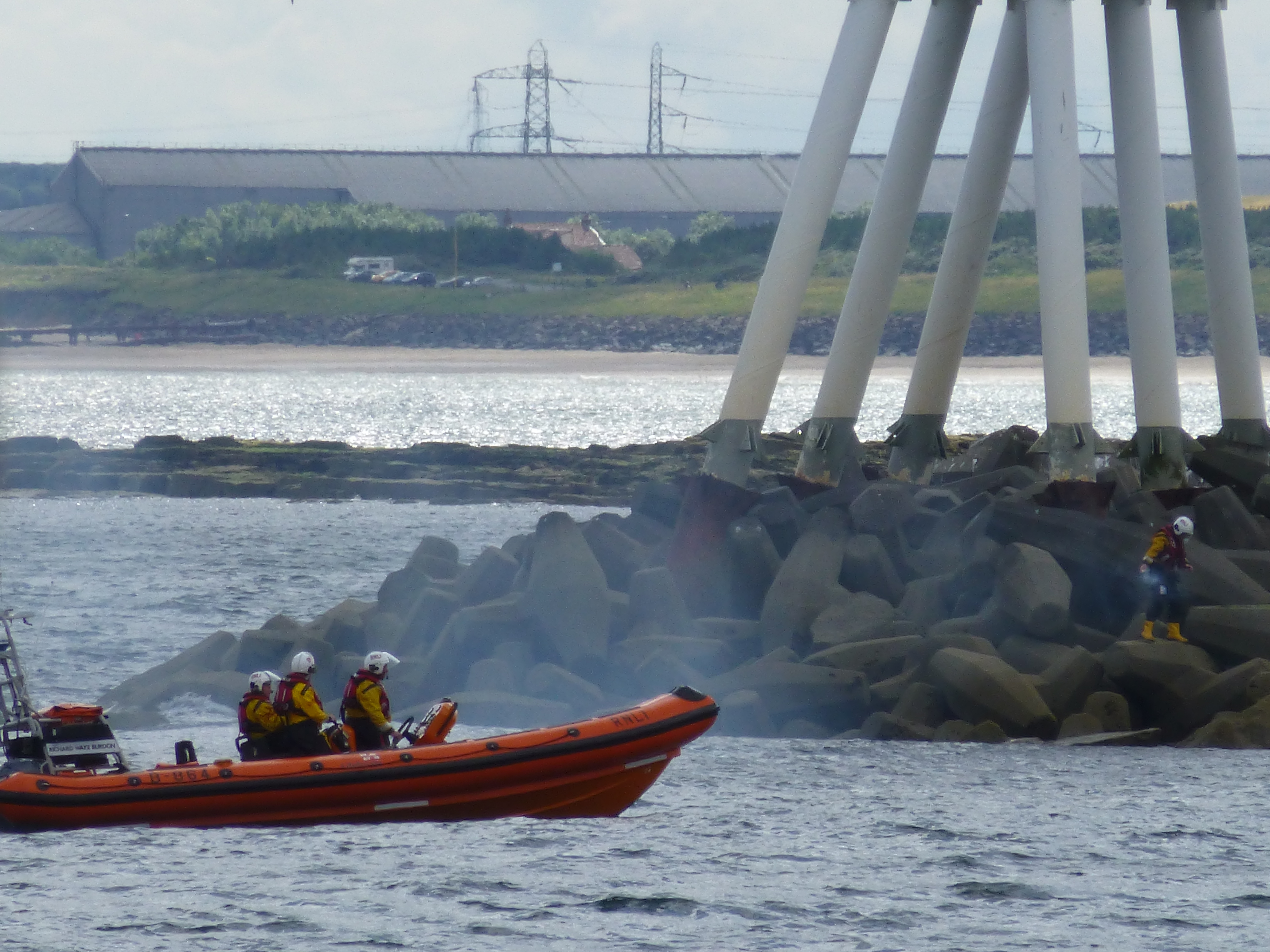 Newbiggin lifeboat moves up to the reef area to assist the casualty