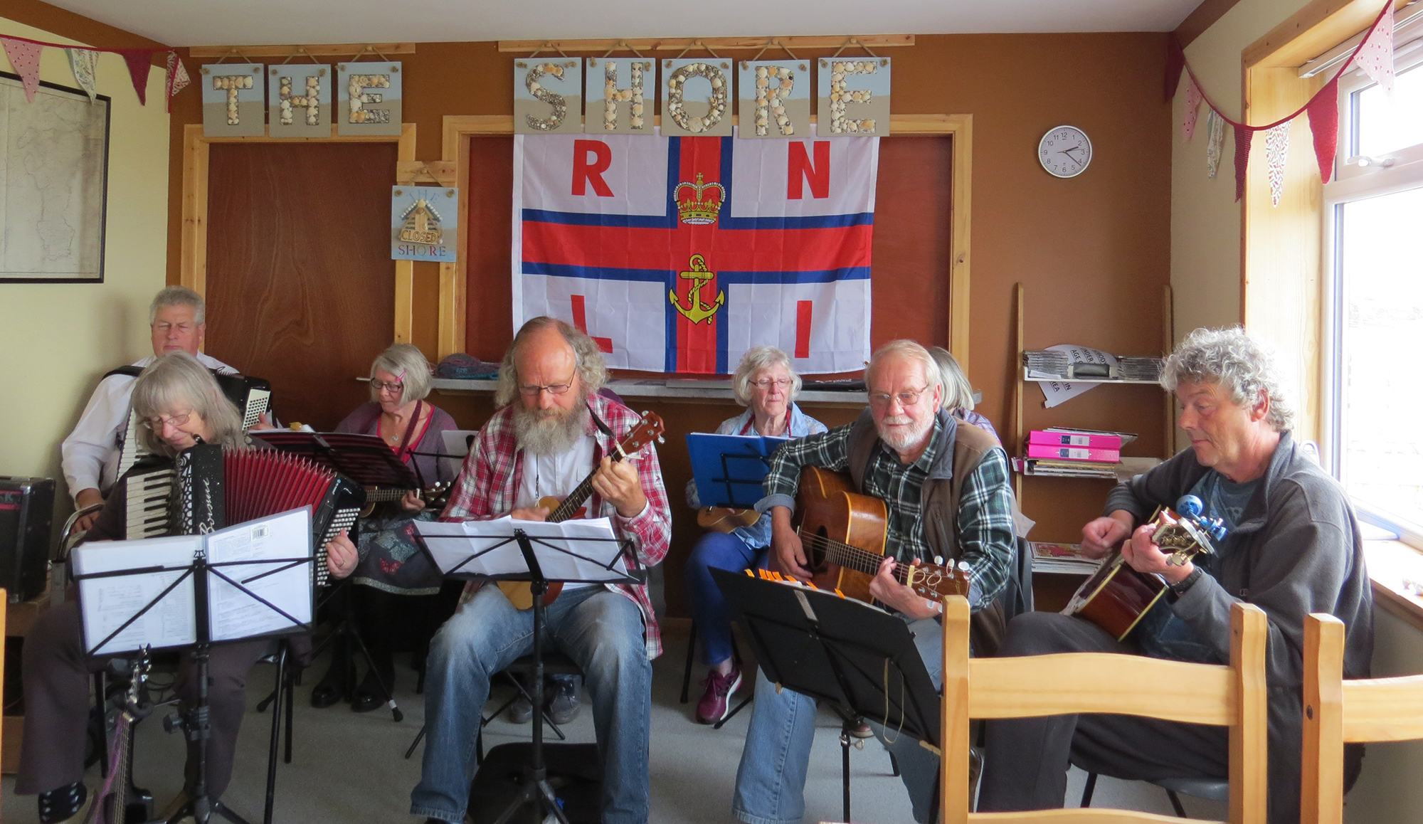 Local musicians entertain our visitors playing ukuleles, guitars and accordions.