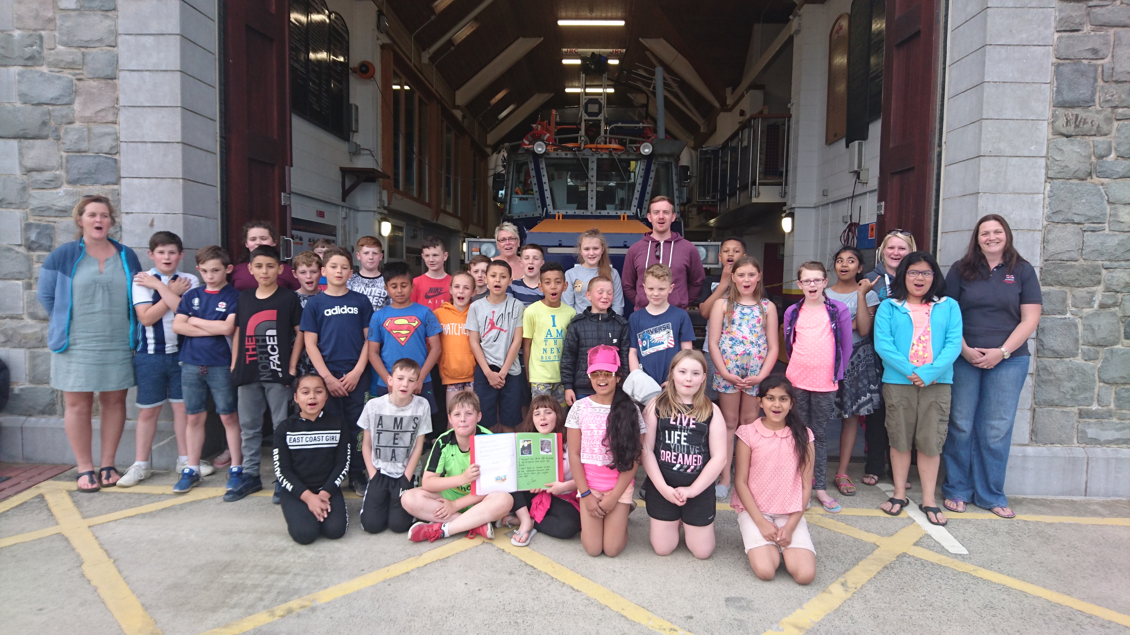 Children of Wodensfield school visit Barmouth RNLI