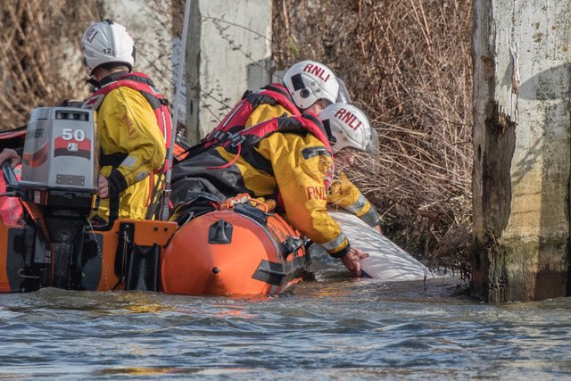 Teddington RNLI crew in the rescue of the kayaker