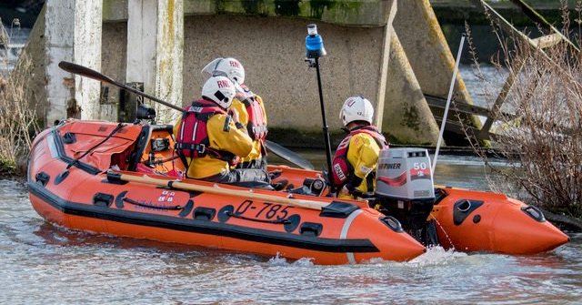 Teddington RNLI assist the kayaker