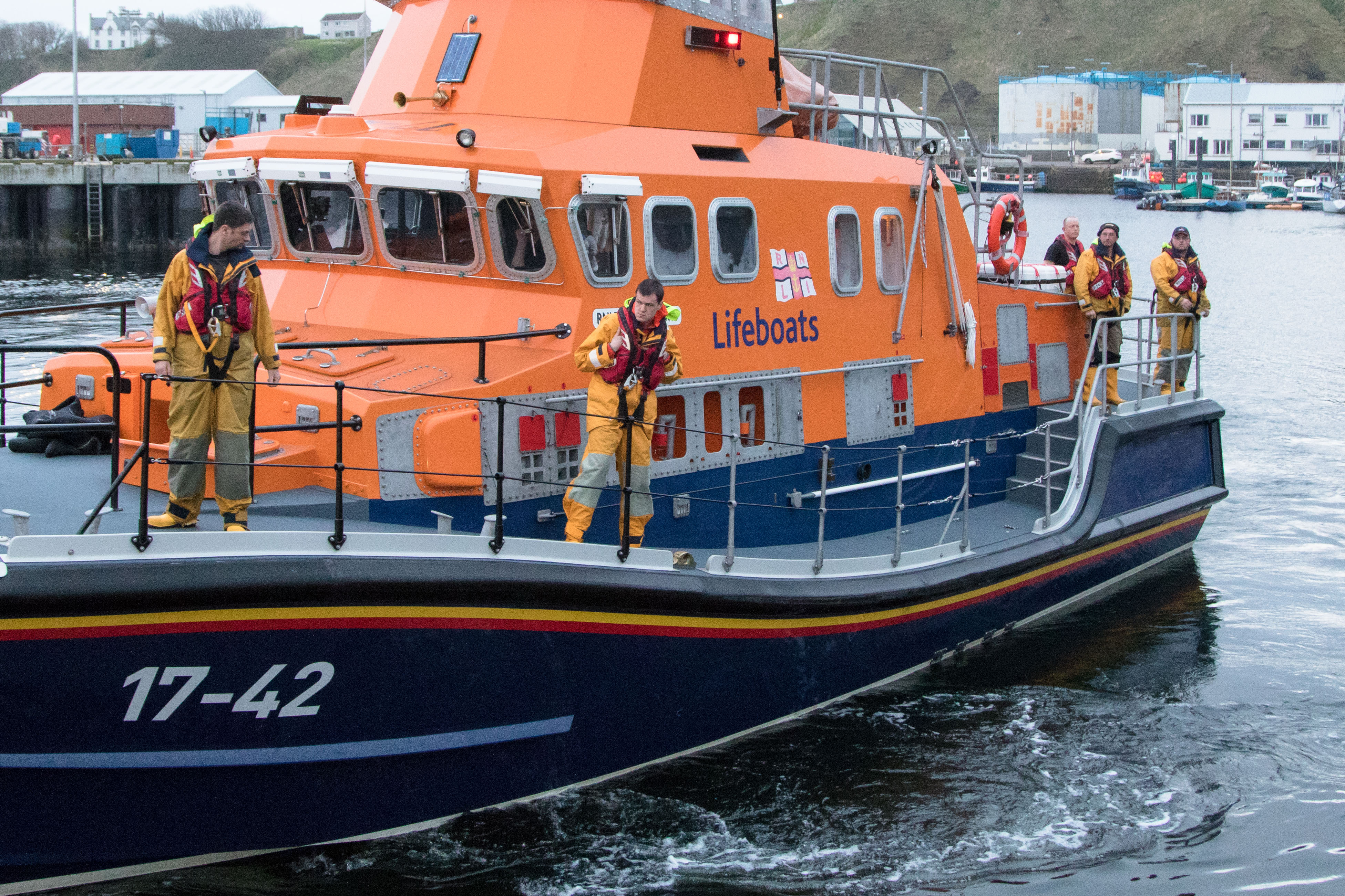 Thurso Severn class lifeboat The Taylors (17-42) arriving back into Scrabster with missing diver
