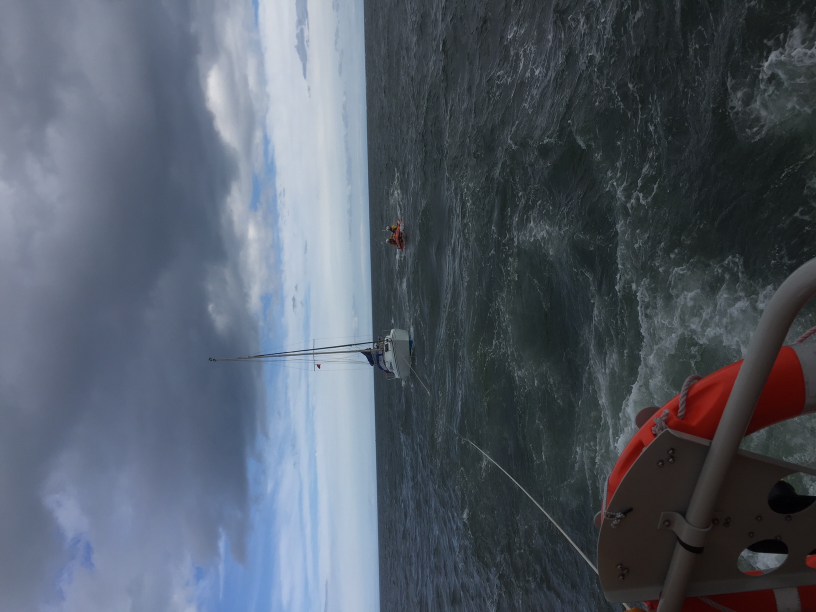 Arbroath ALB tows 8m yacht