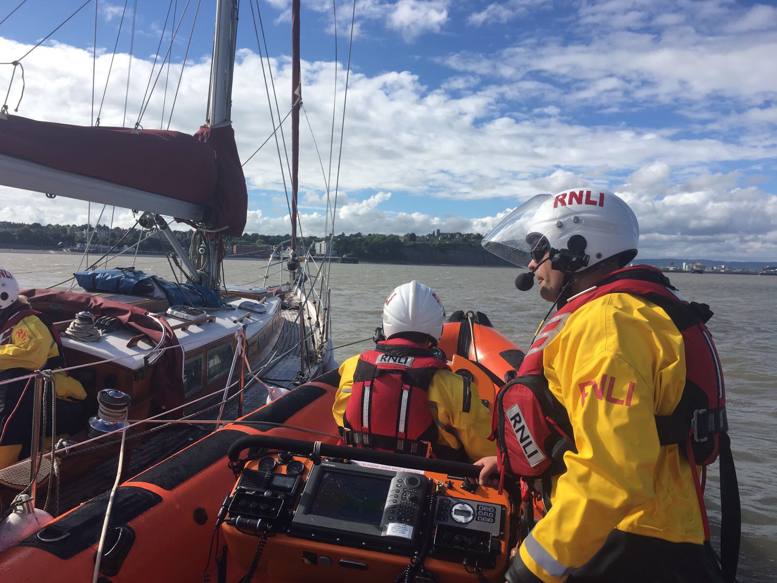 Penarth's Atlantic class lifeboat establishing tow