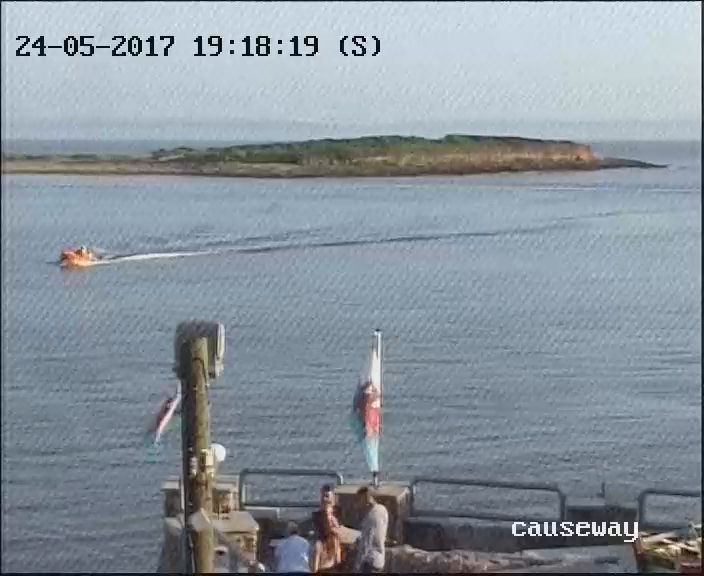 D class bringing people back from Island to mainland