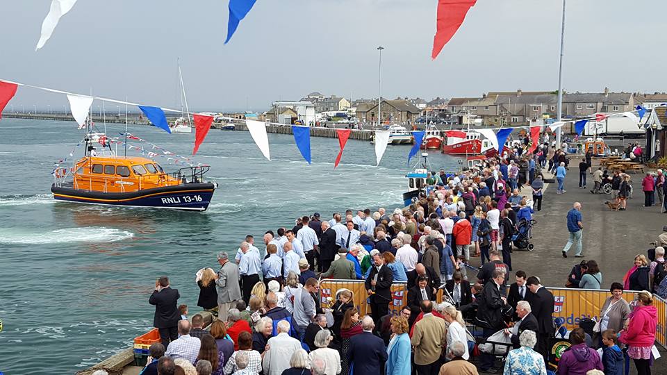 Shannon Class lifeboat displaying mobility to crowds
