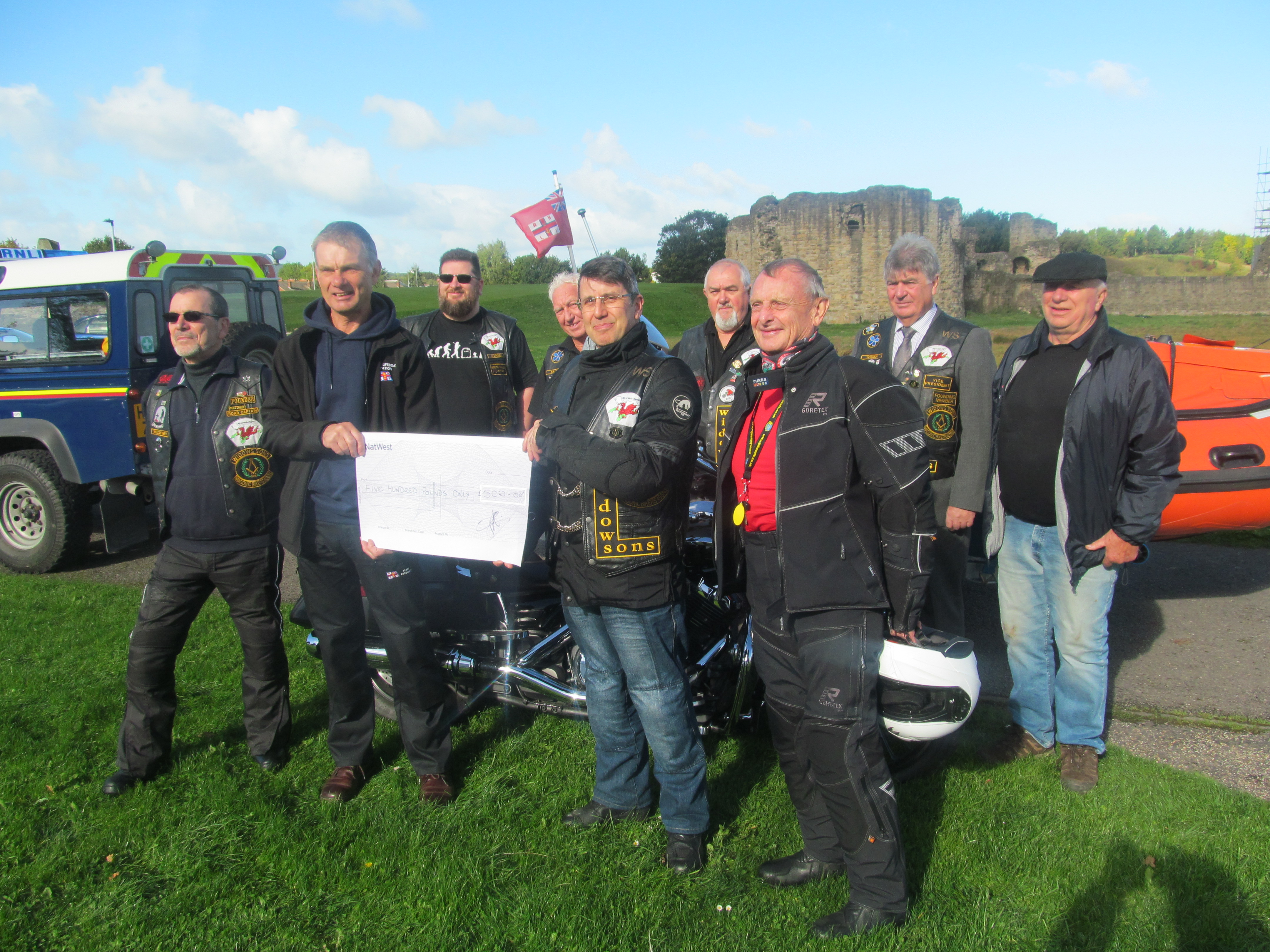Martin Evans presents RNLI Alan Forrester with cheque for £500