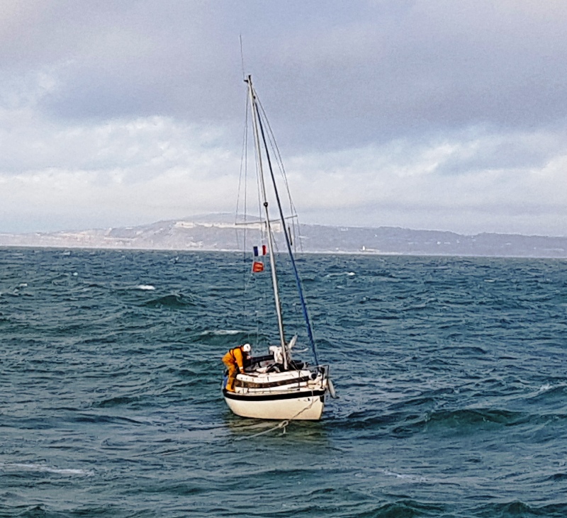 7m yacht King Klip under tow off St Catherine's Point