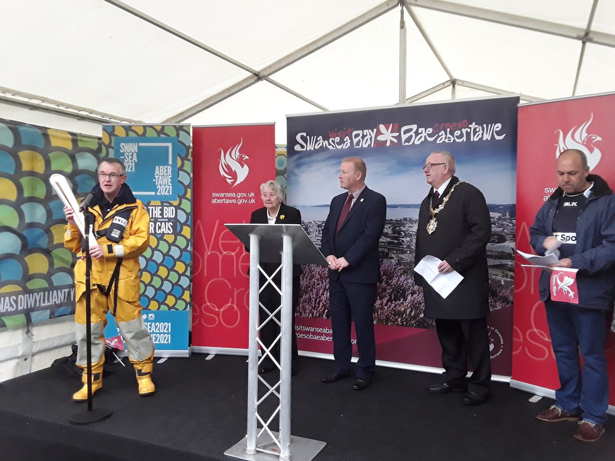 Mayor receiving Baton at Knab Rock Mumbles with Commonwealth committee 