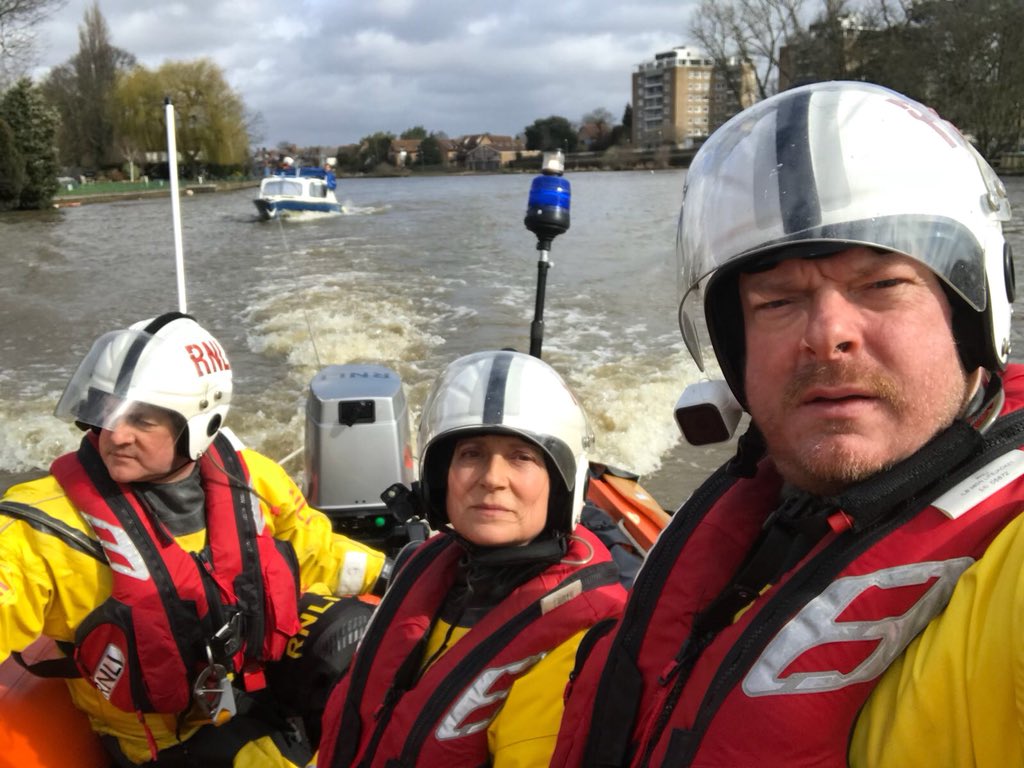 Teddington RNLI Crew towing boat on shout 0953 4 April