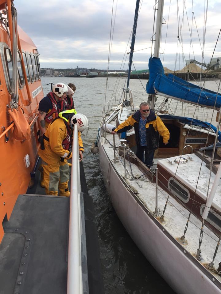 The ALB alongside the casualty vessel.