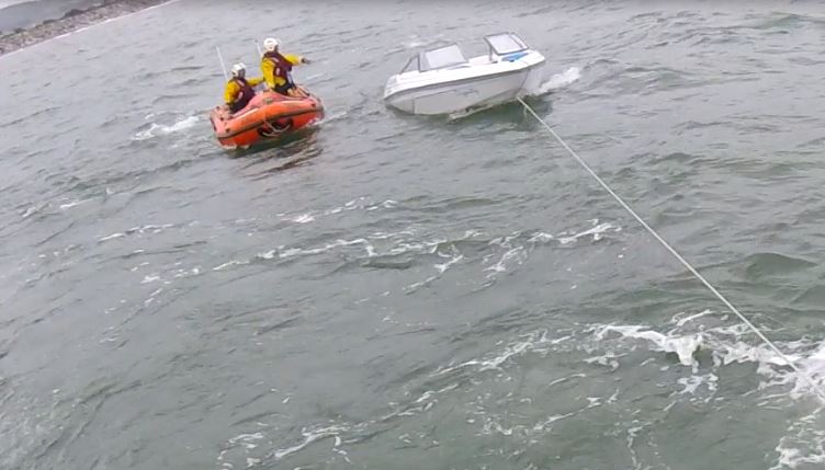 Rhyl inshore lifeboat prepares to take the tow