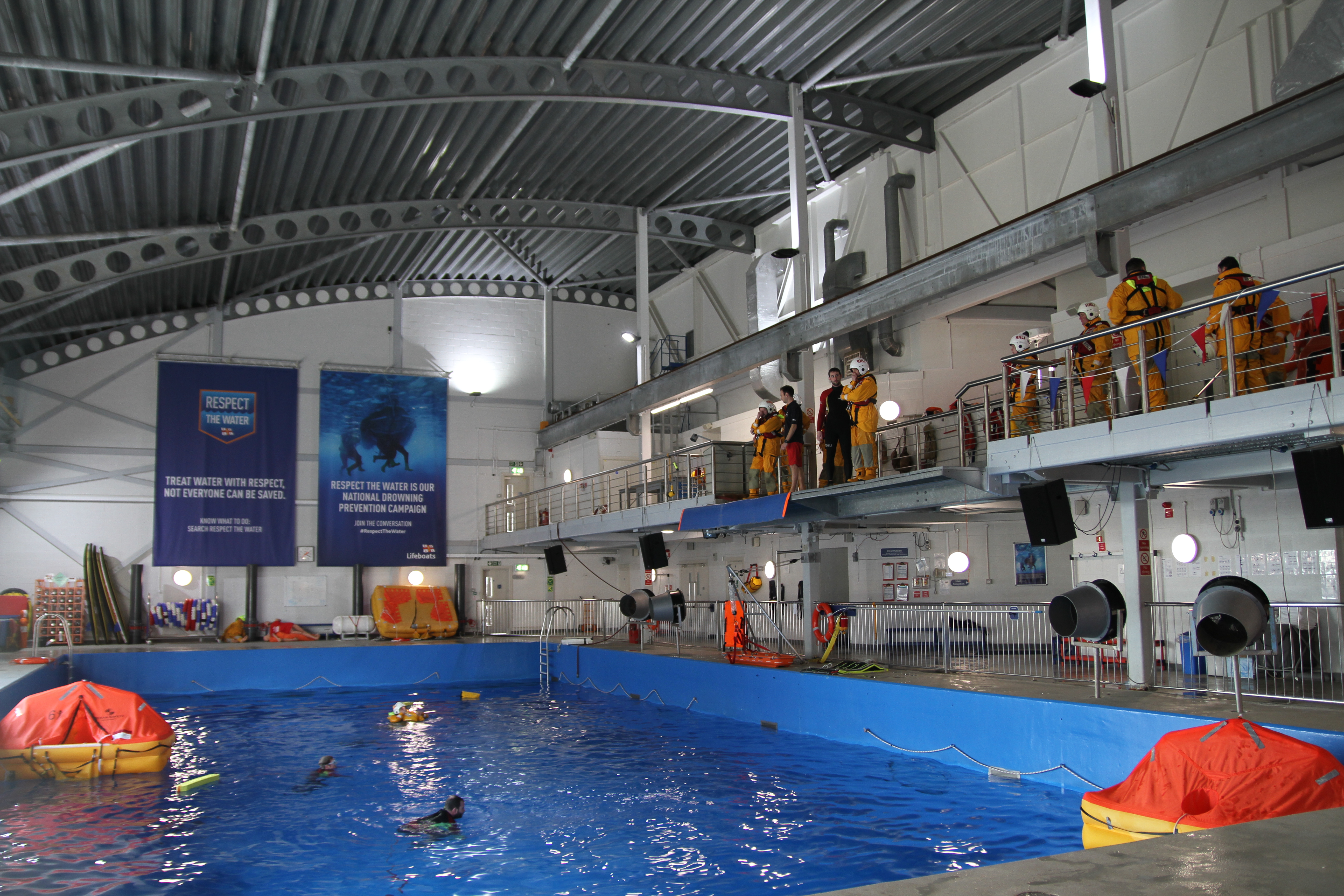The trainees prepare for the 4m jump 