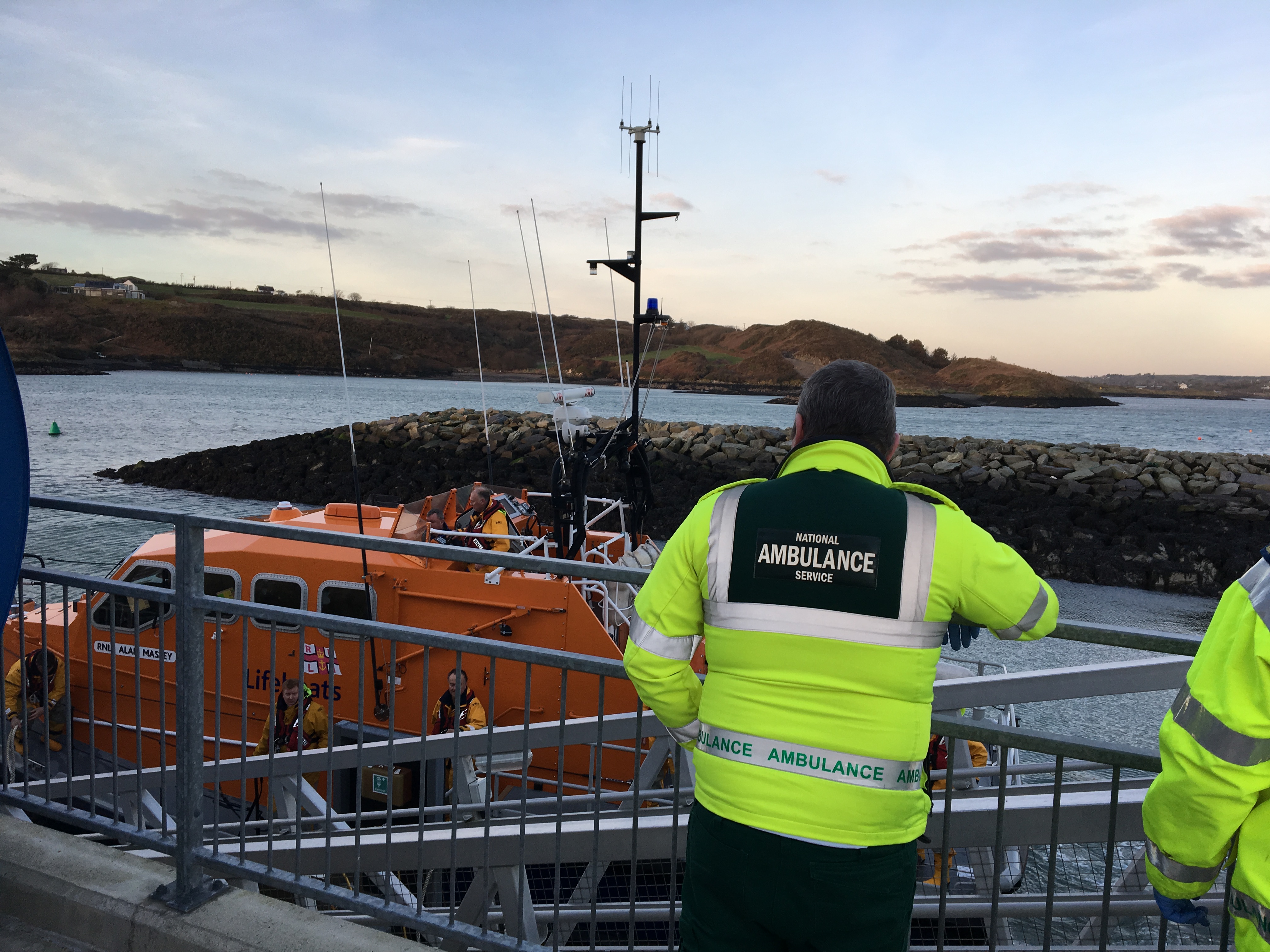 Ambulance crew awaits lifeboat crew to tie up
