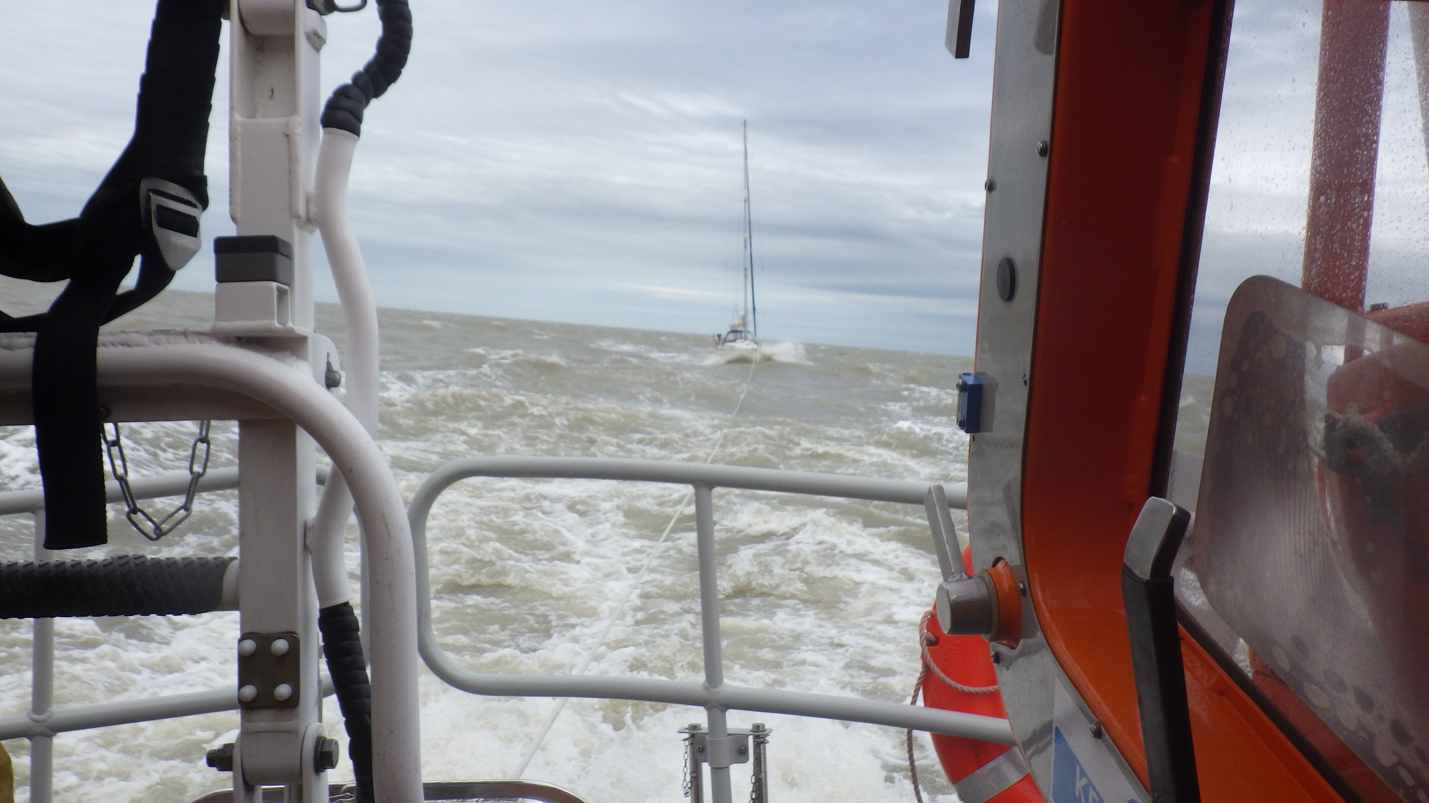 ALB 'Freddie Cooper' towing yacht