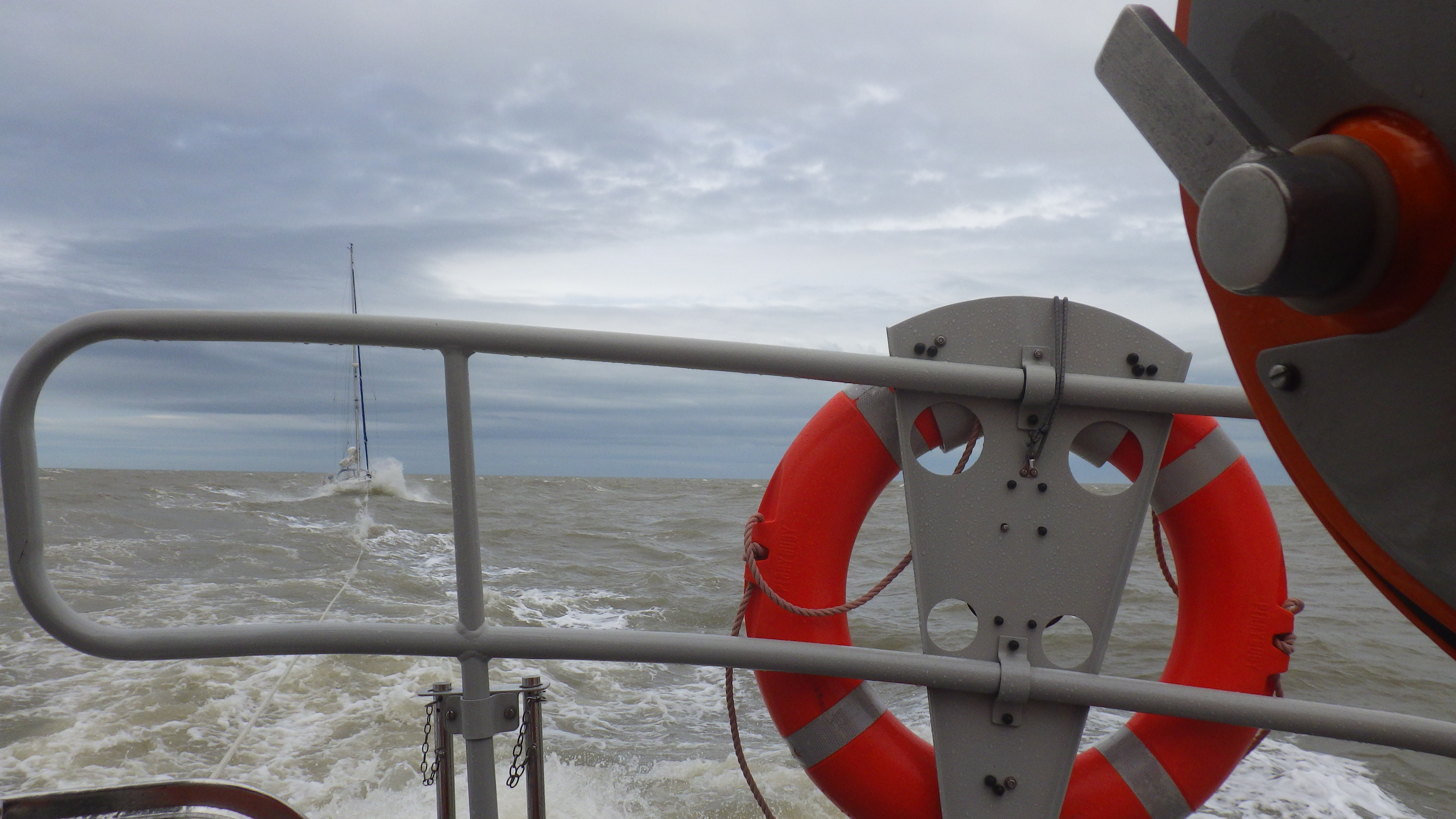 ALB 'Freddie Cooper' towing yacht