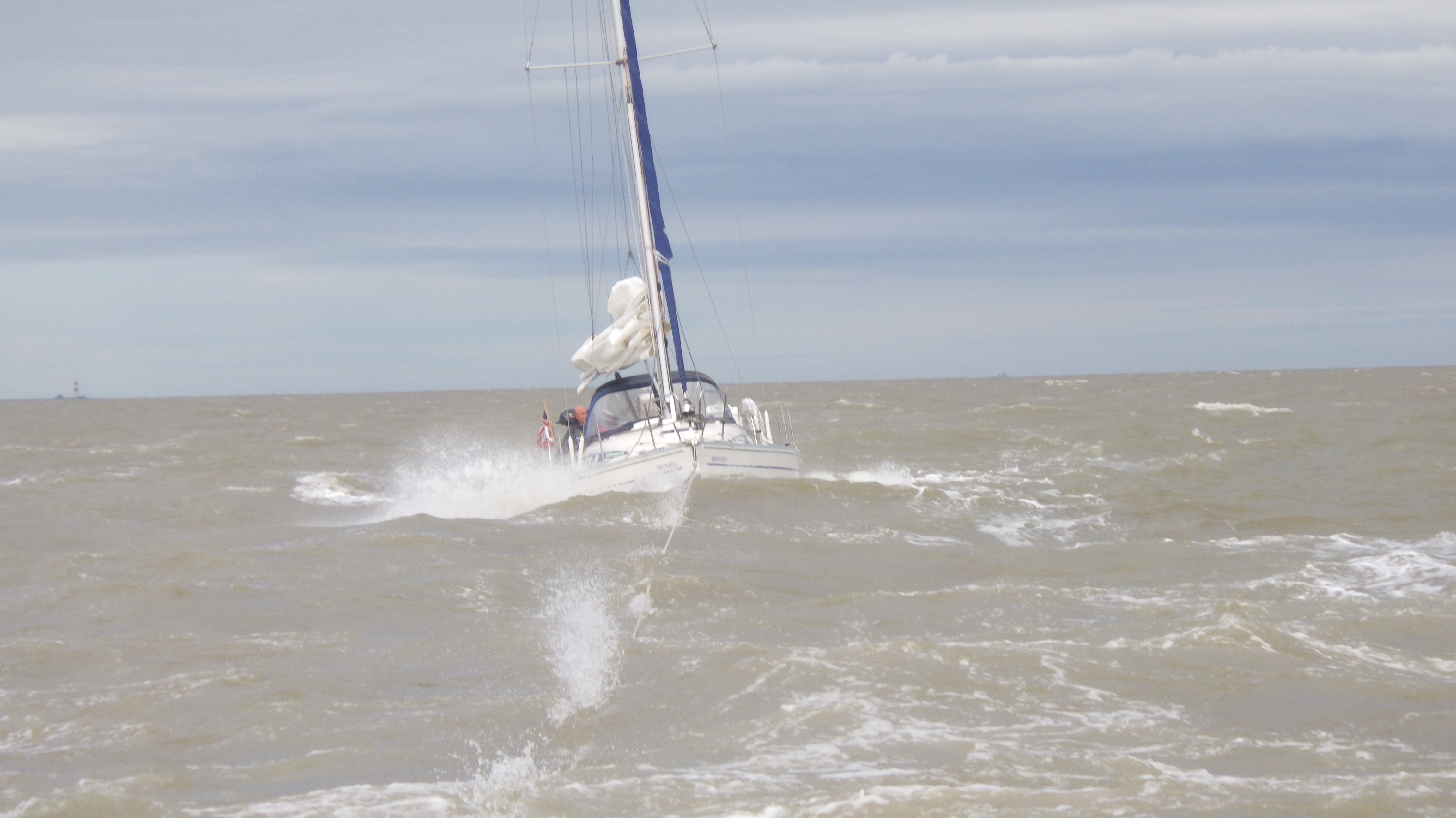 ALB 'Freddie Cooper' towing yacht