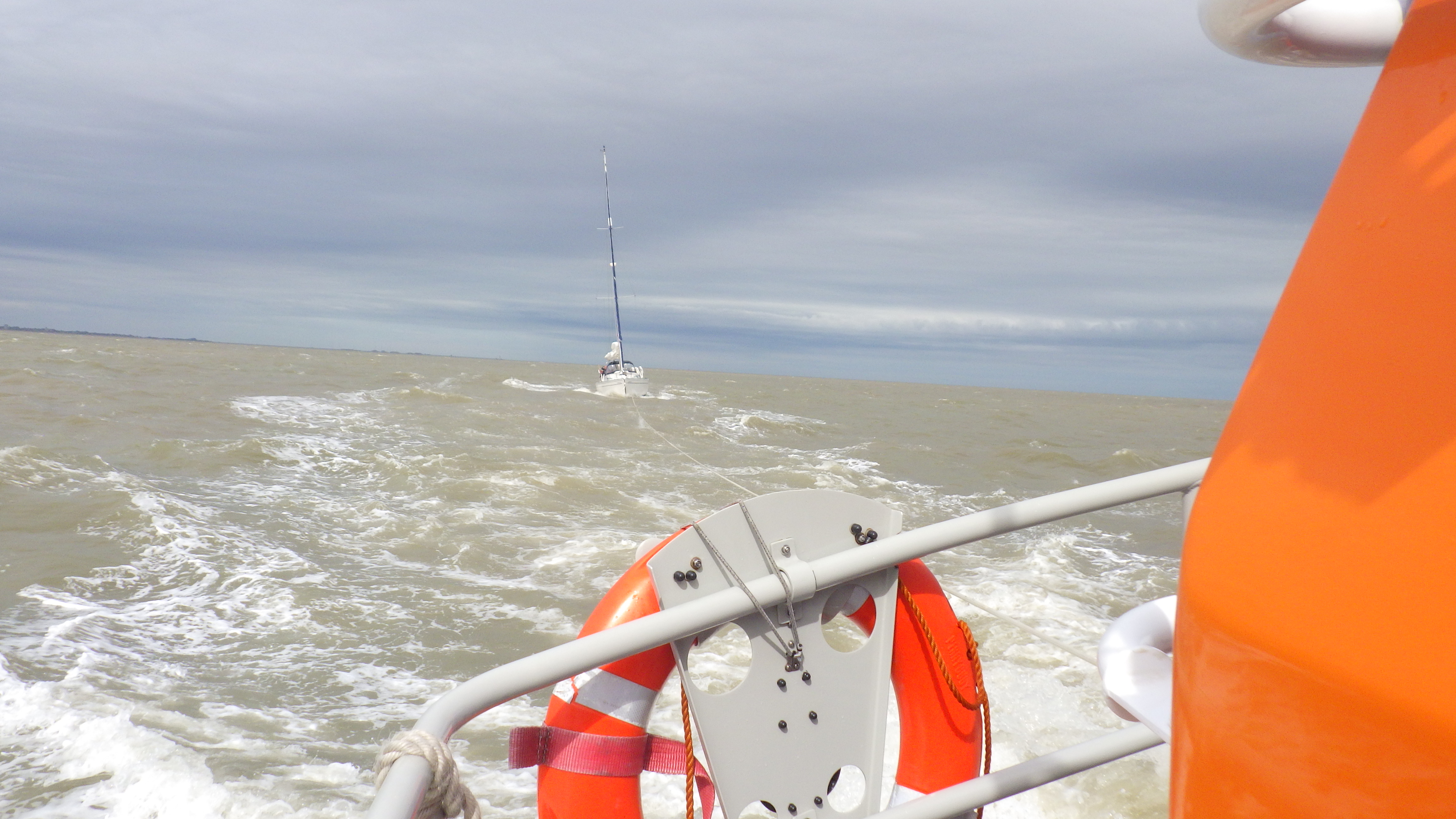 ALB 'Freddie Cooper' towing yacht
