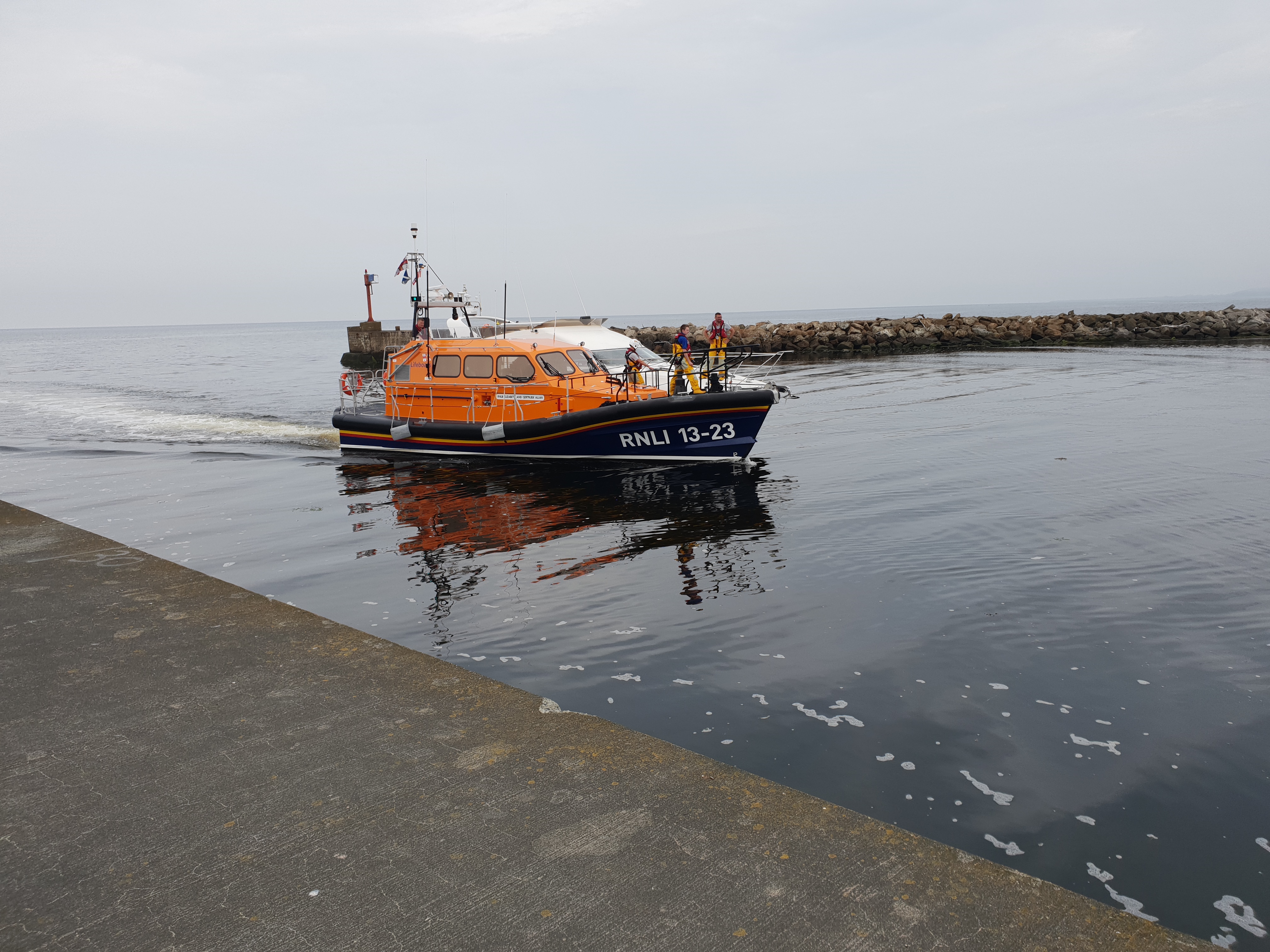 13-23 'Elizabeth and Gertrude Allan' bringing the casualty vessel into Girvan harbour