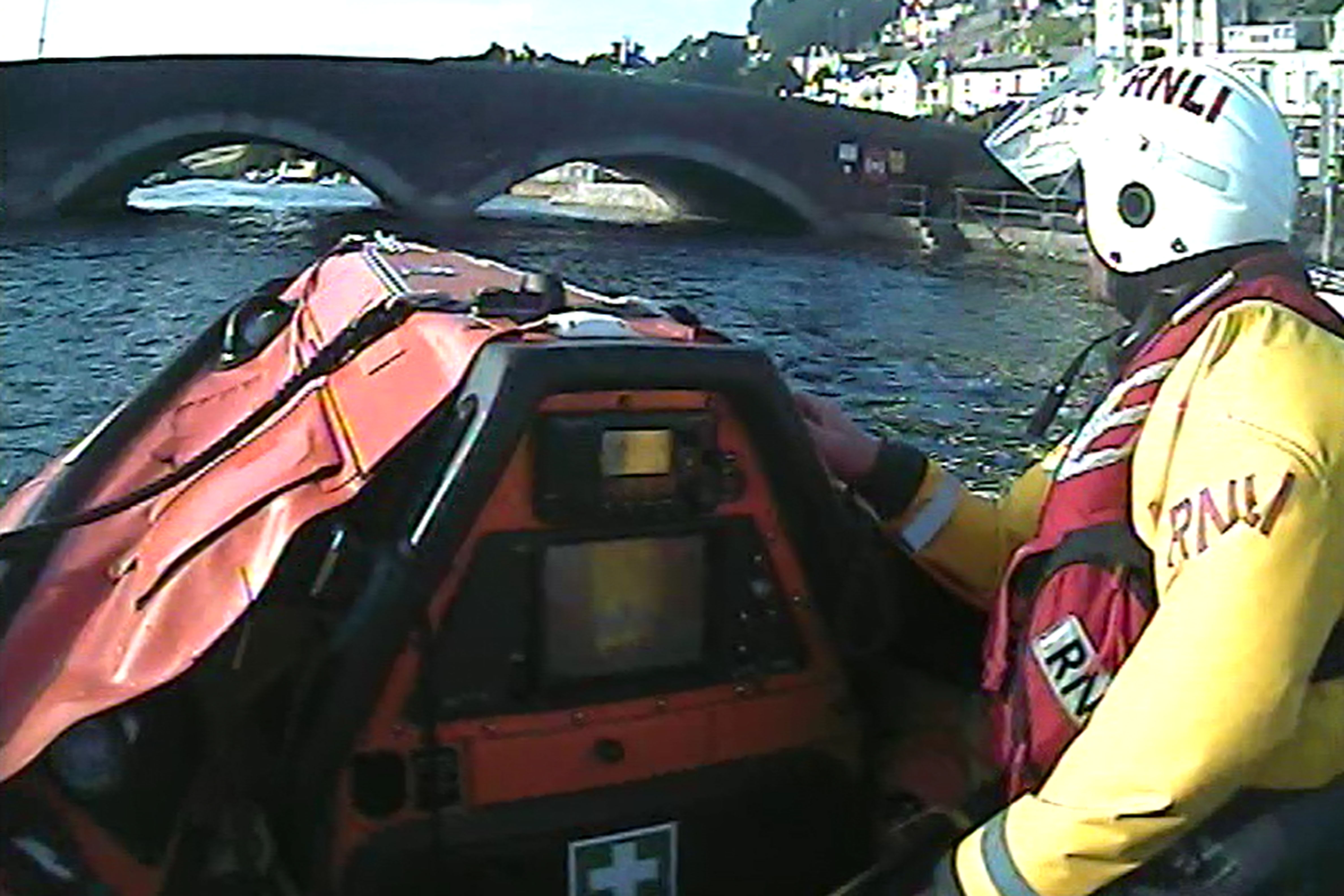 Looe RNLI’s D Class inshore lifeboat Ollie Naismith heading up river towards the casualty
