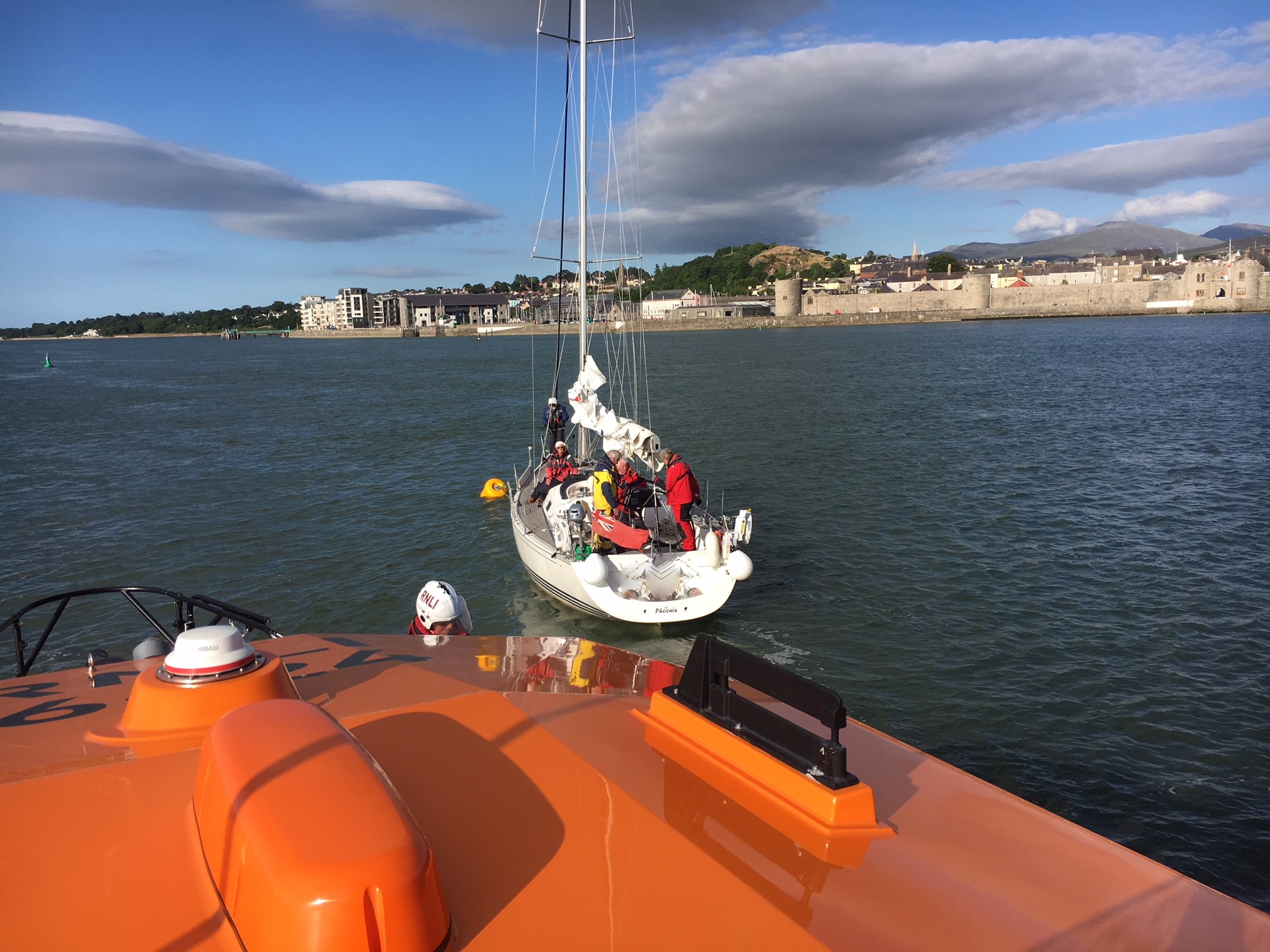 Porthdinllaen Lifeboat coming alongside yacht