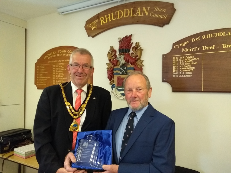 Peter Robinson receiving award