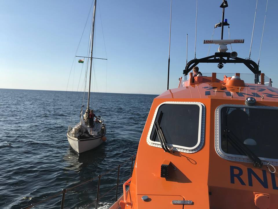 porthdinllaen RNLI Lifeboat preparing to pass tow line to yacht
