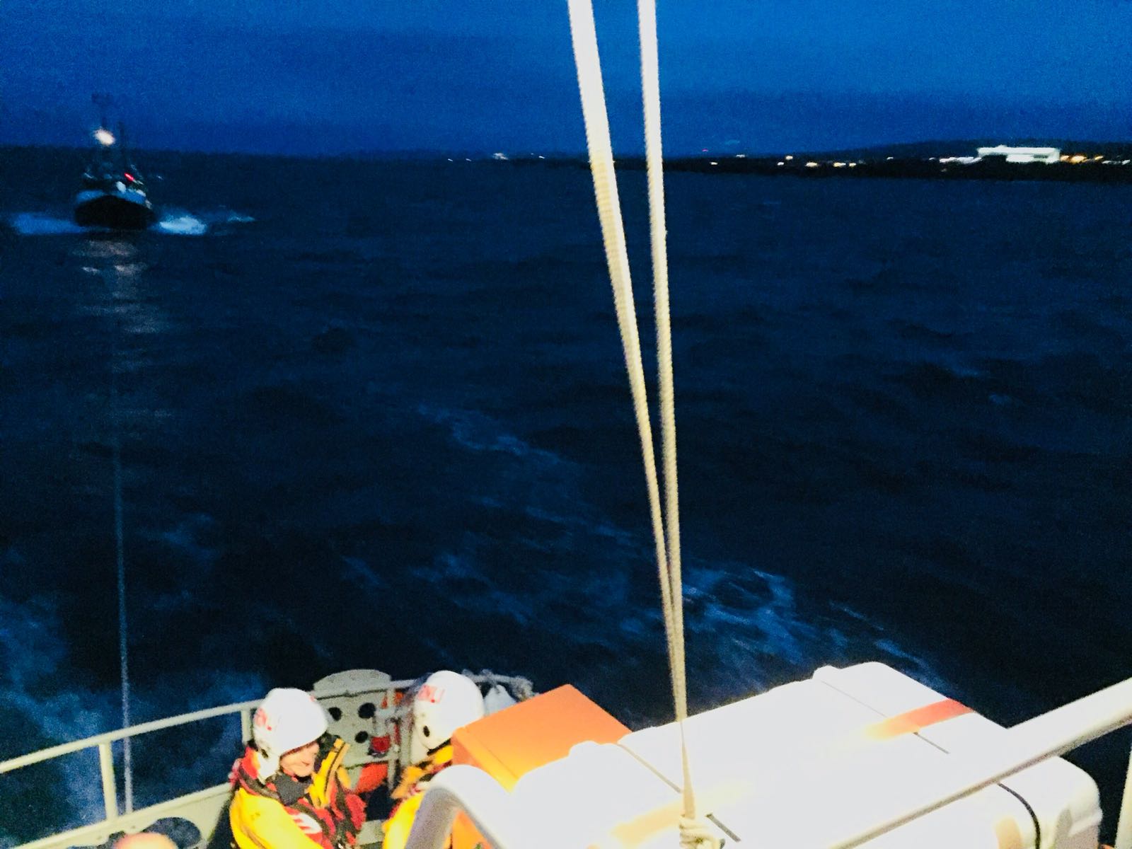 Dunbar ALB tows the tail-tied fishing vessel Spitfire to Dunbar Harbour.