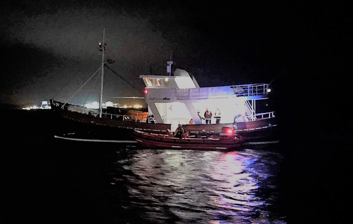 Largs inshore lifeboat alongside the casualty vessel