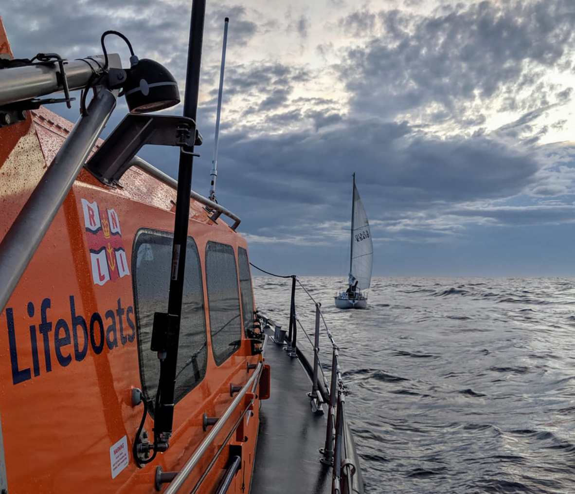 The lifeboat approaches the yacht 