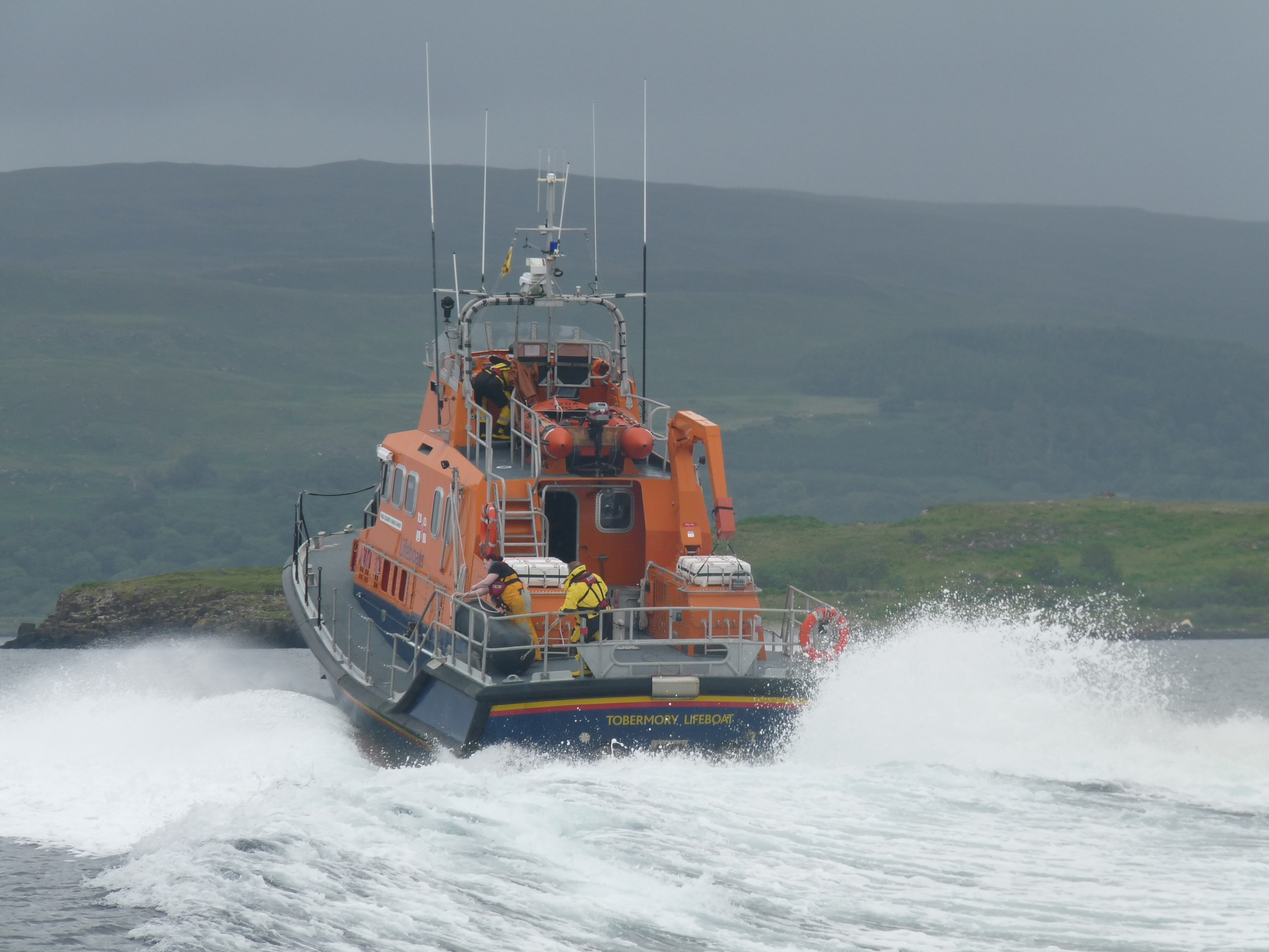 Tobermory lifeboat leaving the berth