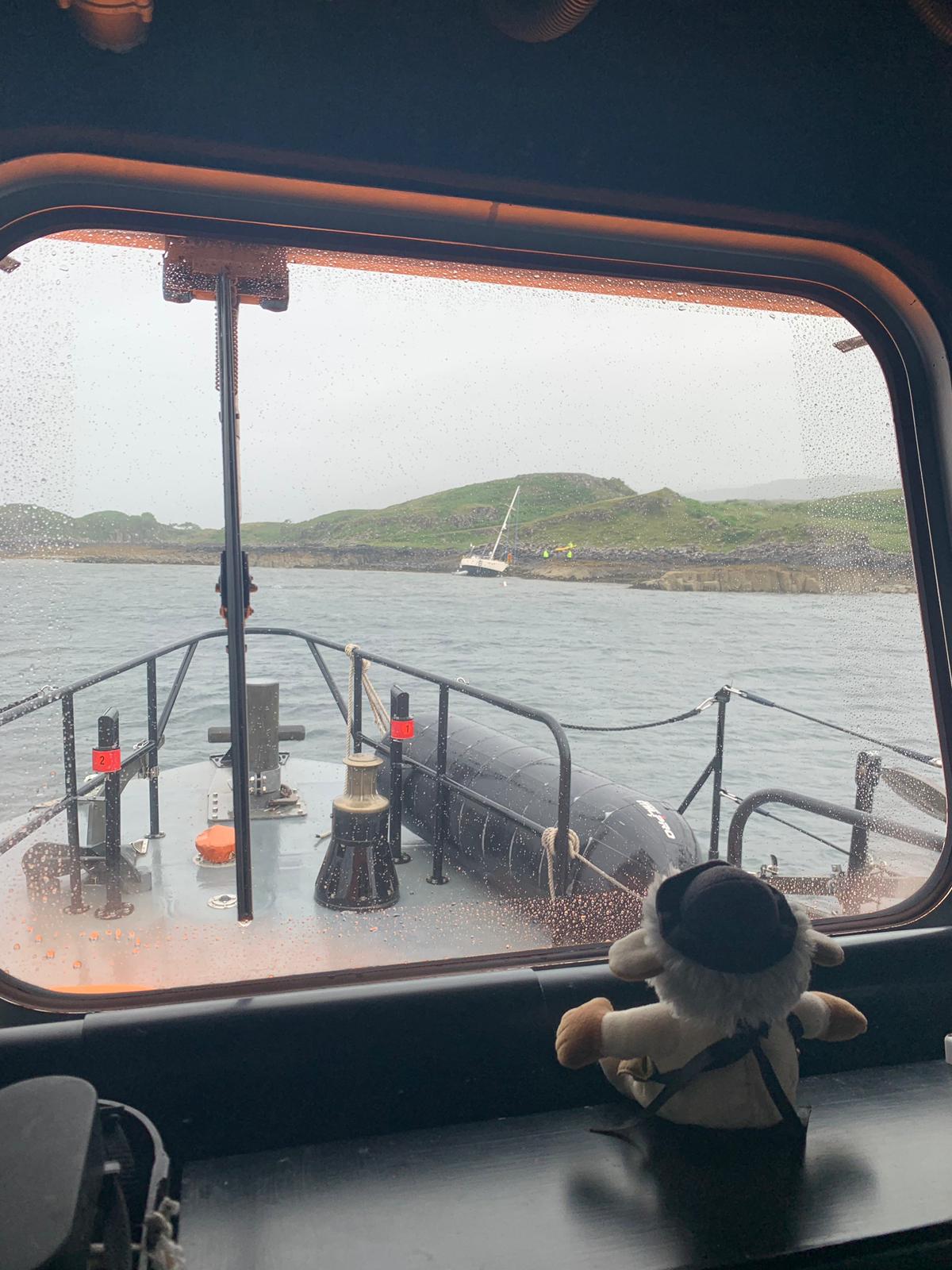 Tobermory all-weather lifeboat approaching casualty vessel