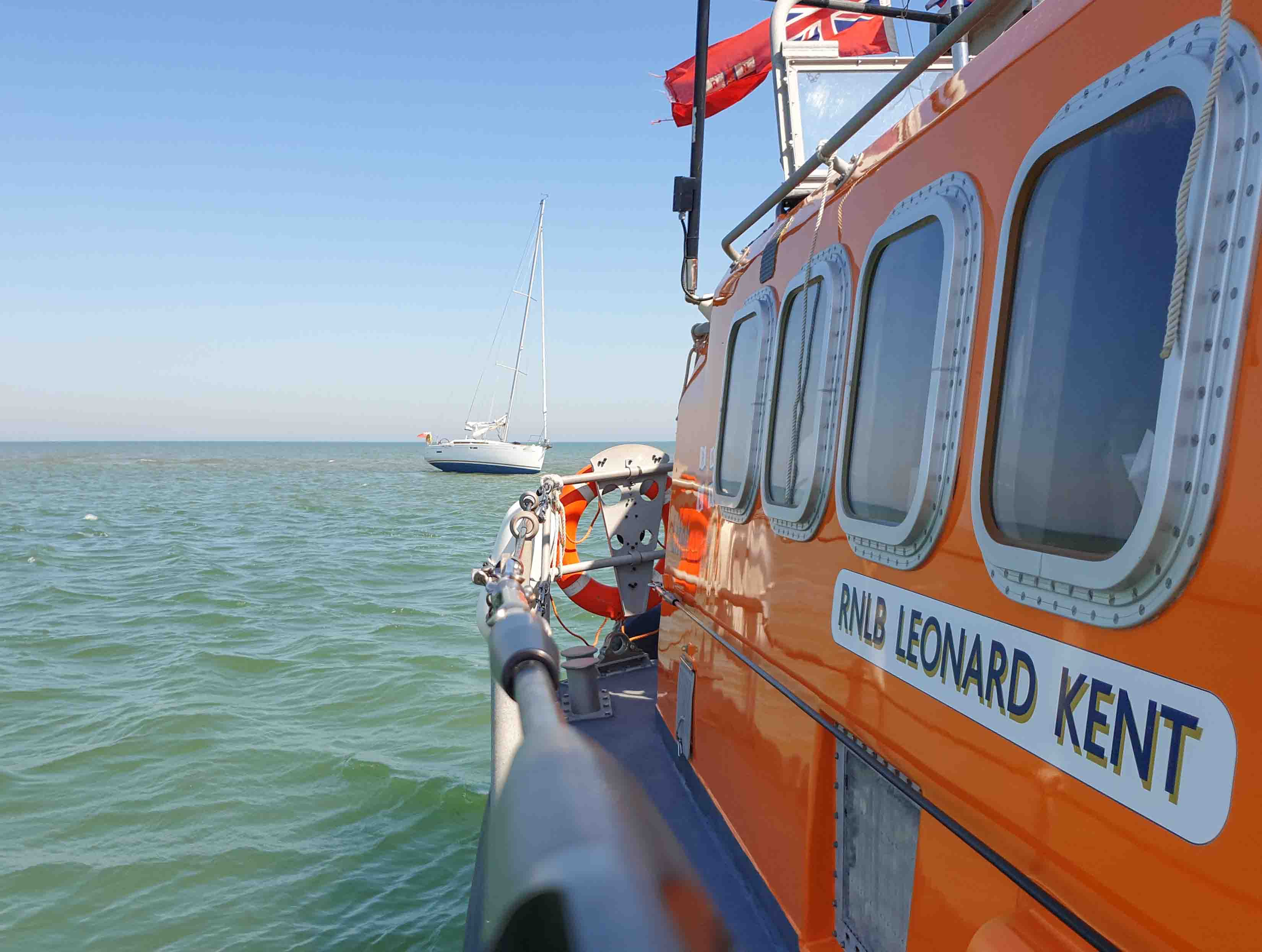 Margate RNLI all-weather lifeboat approaches the yacht (RNLI Margate)