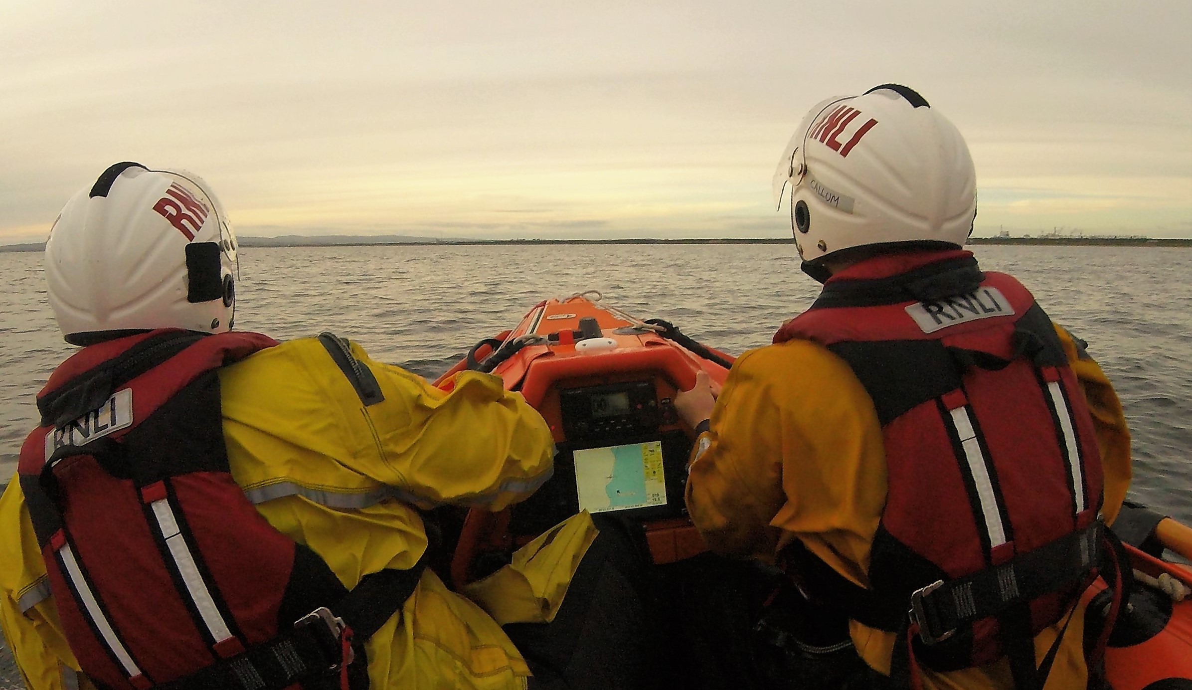Troon RNLI inshore lifeboat heads to the scene