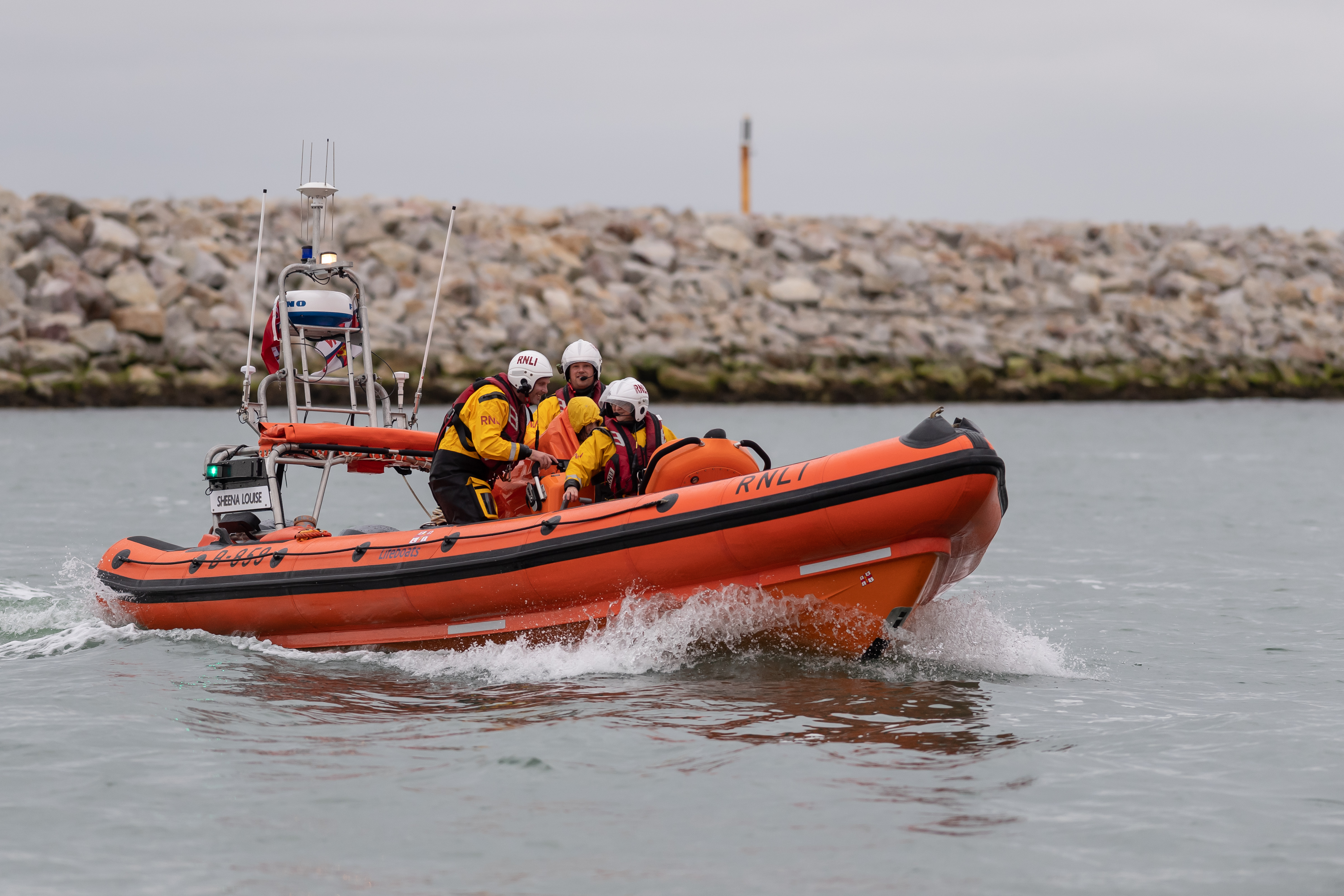 Lifeboat enters Cowes harbour with the unwell woman
