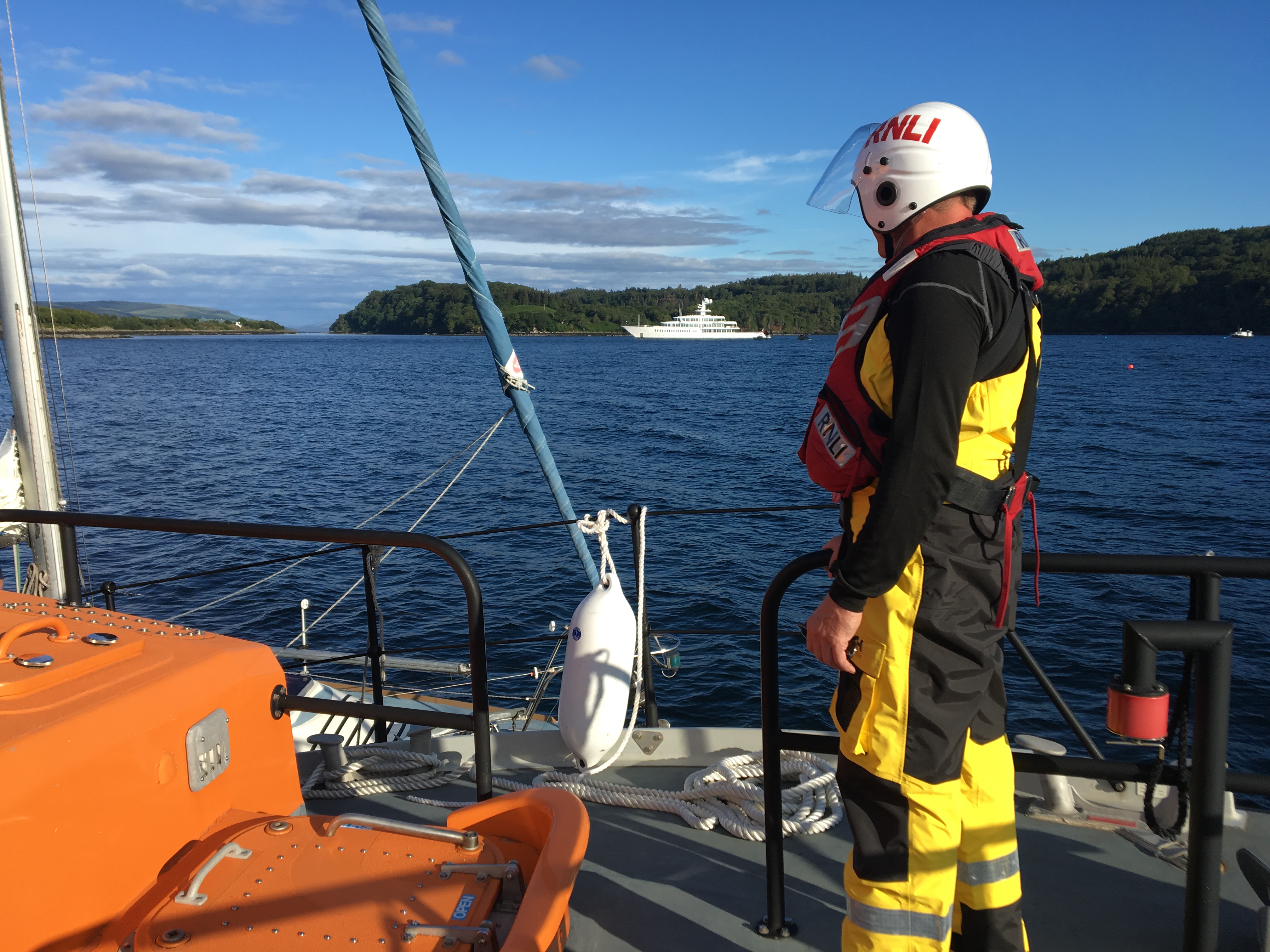 Tobermory lifeboat bringing casualty vessel in Tobermory Harbour