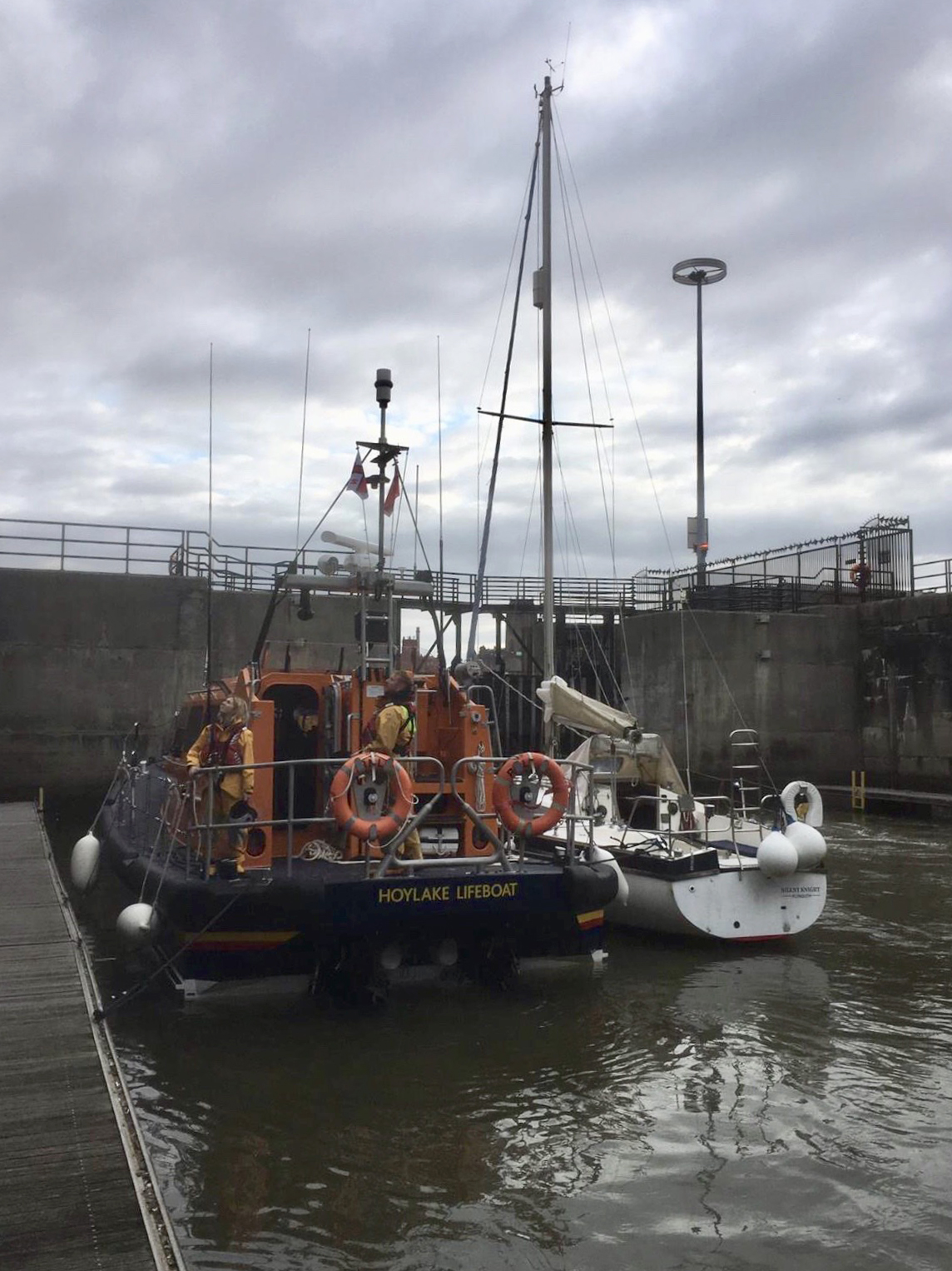 RNLI Hoylake deliver yacht safely to Liverpool Marina