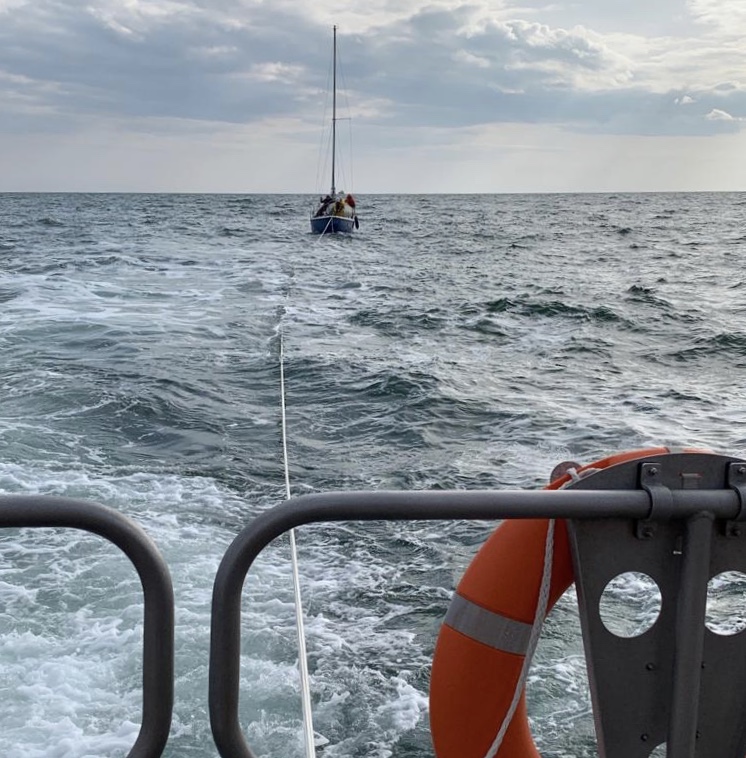 Photo showing the yacht being towed by the lifeboat