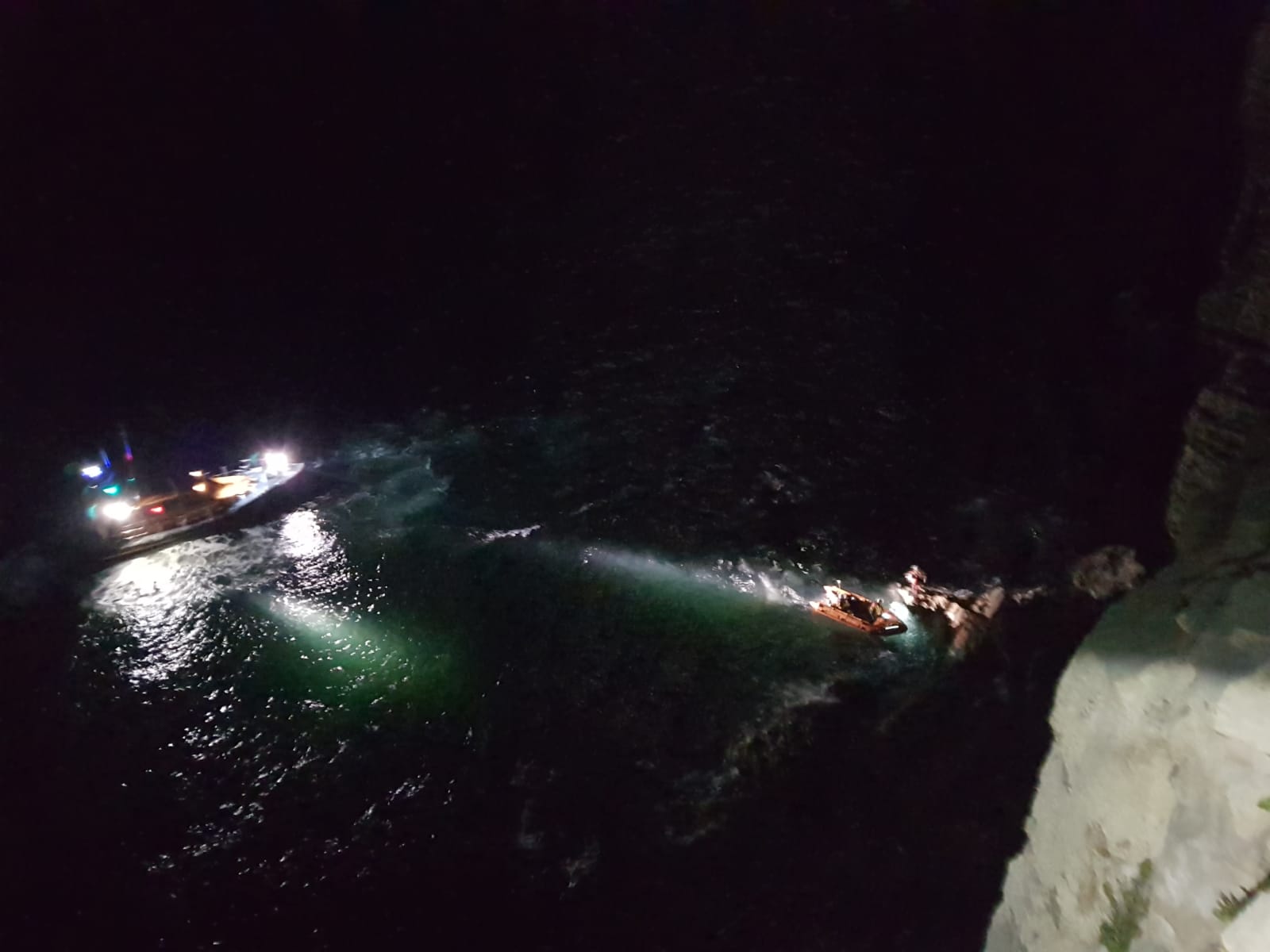 Swanage lifeboats, Swanage Coastguard and St Albans Coastguard working together to locate and recover a climber