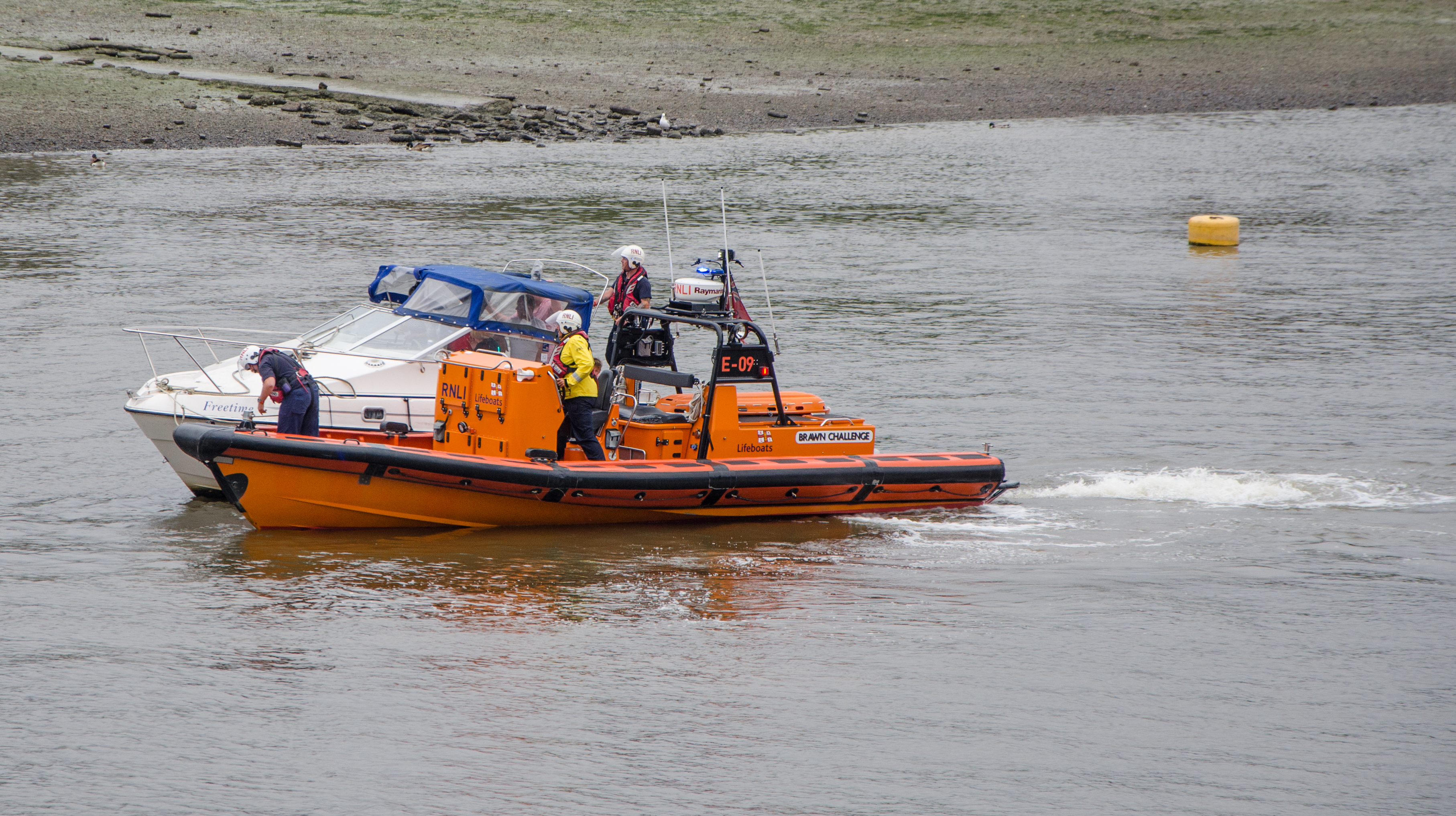 Motor cruiser with alongside tow